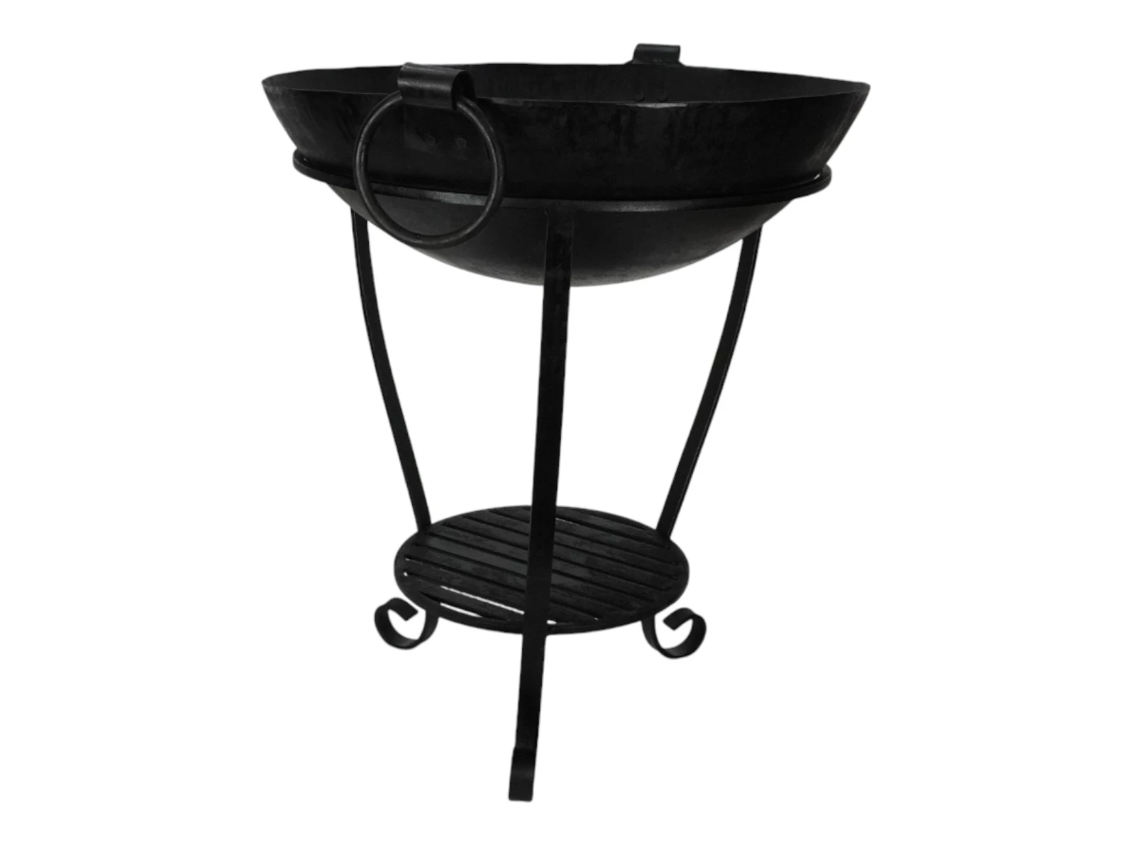 Freisteller: Feuerschale Embero Heaven (Ø50 × H55 cm) aus schwarzem Metall in 45°-Ansicht auf dreibeinigem Gestell mit Ablage Freisteller: Feuerschale Embero Heaven (Ø50 × H55 cm) aus schwarzem Metall in 45°-Ansicht auf dreibeinigem Gestell mit Ablage