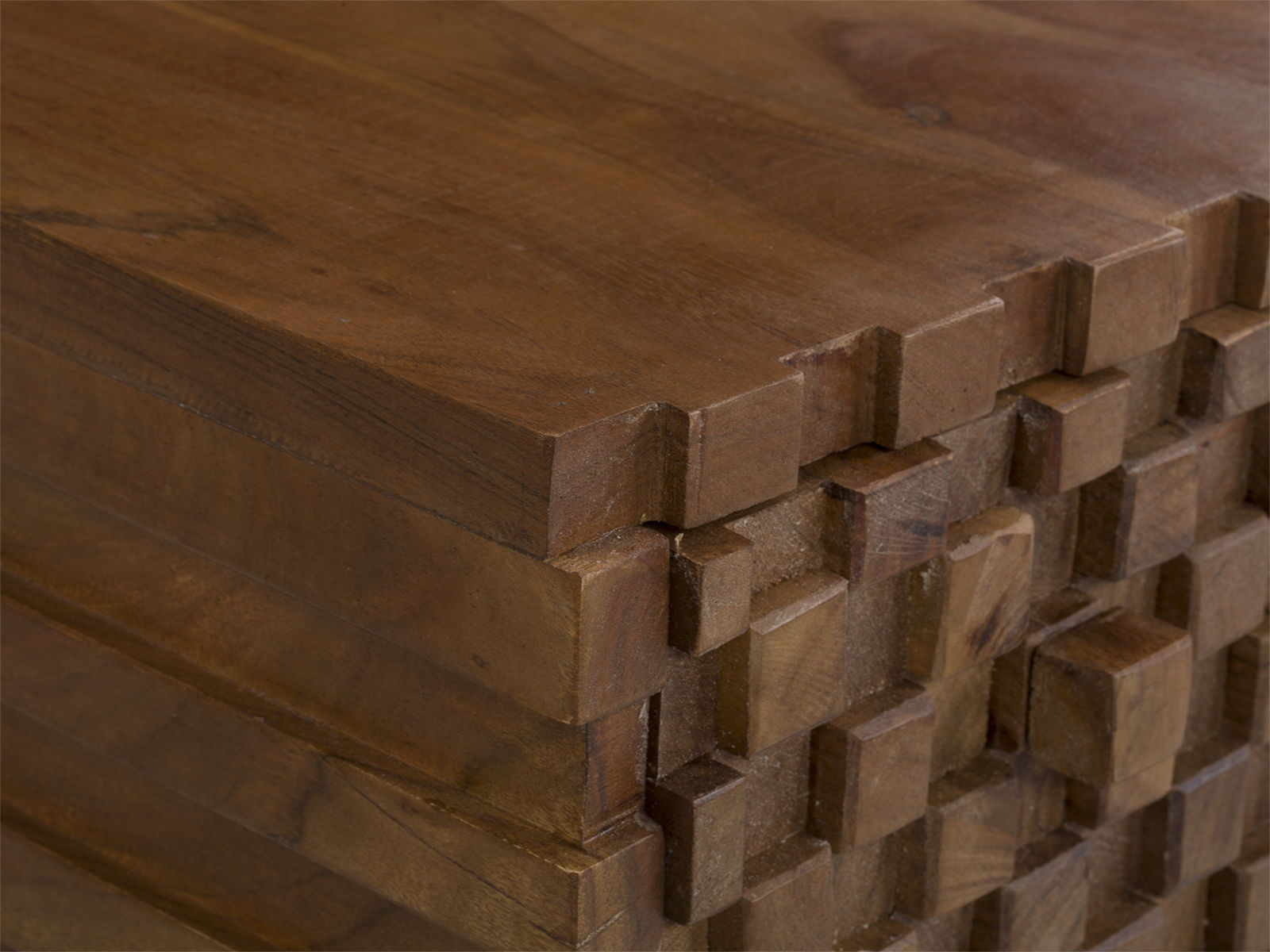 Detailansicht lackierter Holzoberfläche der Hochkommode Abadi aus braunem Akazien- und Mangoholz (Detailbild)