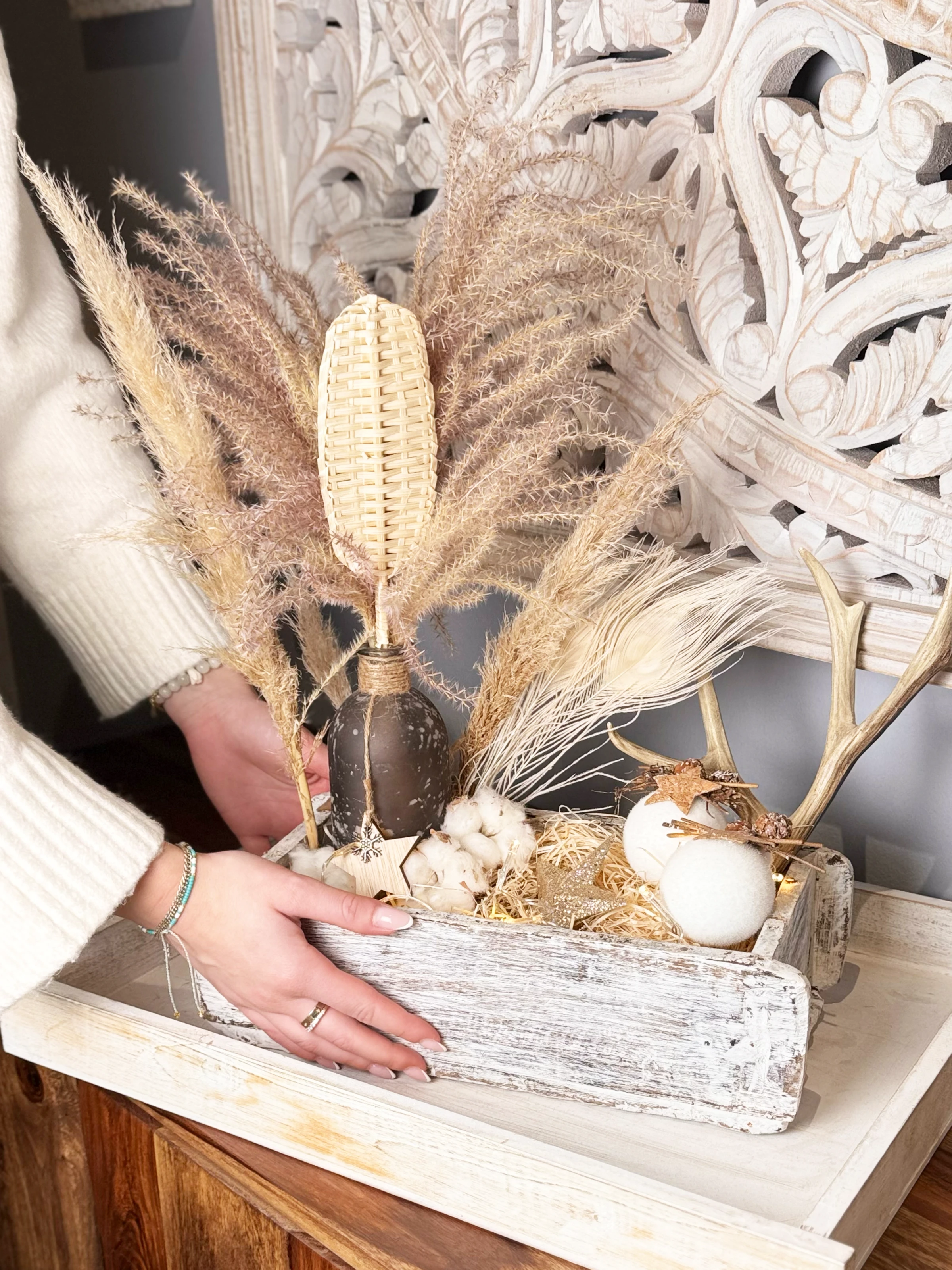 Boho-Luisa Holzmöbel im Boho-Stil, Naturtöne, Rattan-Details und gemütliche Textilien vor hellem, neutralem Hintergrund