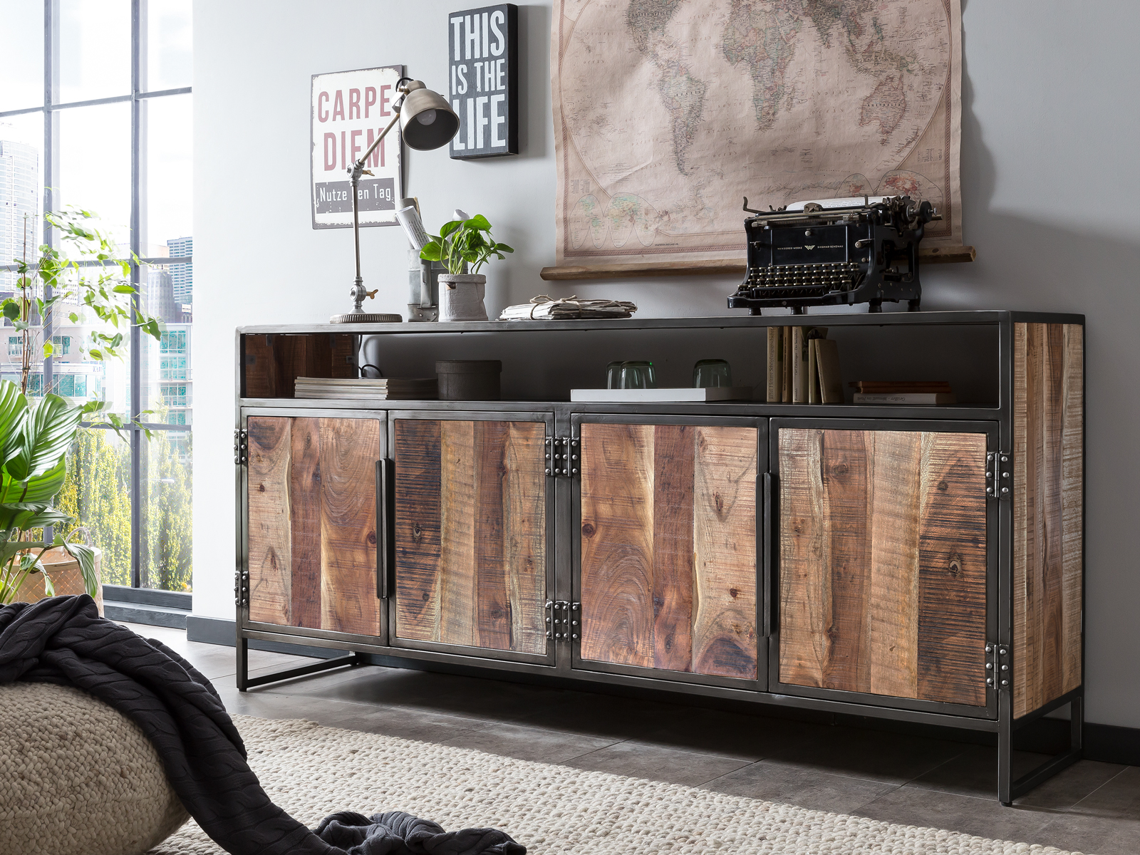 Loft-Style York Sideboard aus Wildeiche mit schwarzem Metallgestell, warmes Holzfinish im industriellen Ambiente.