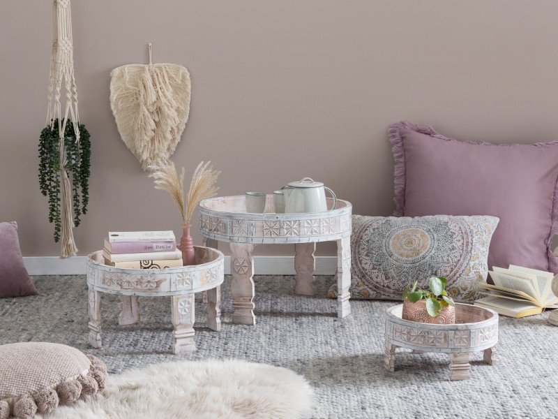 Ambientefoto Einrichtungsstil 'Chakki': klare, verspielte Wohnszene mit hellem Holz, neutraler Farbpalette und Dekor
