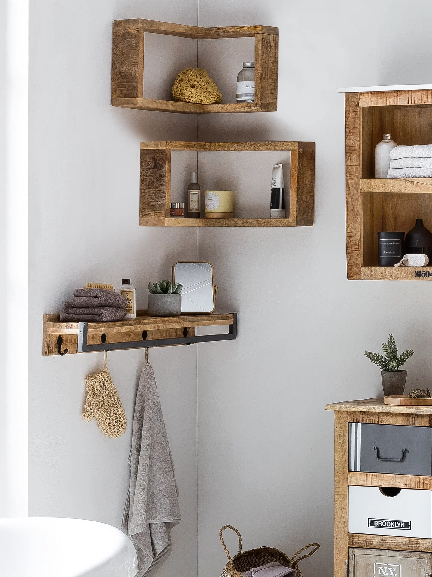 Hoher Holzschrank "Pune" in Wohnambiente, naturfarbene Holzoberfläche, klare Linien und warme, helle Raumstimmung – modernes, zeitloses Design.