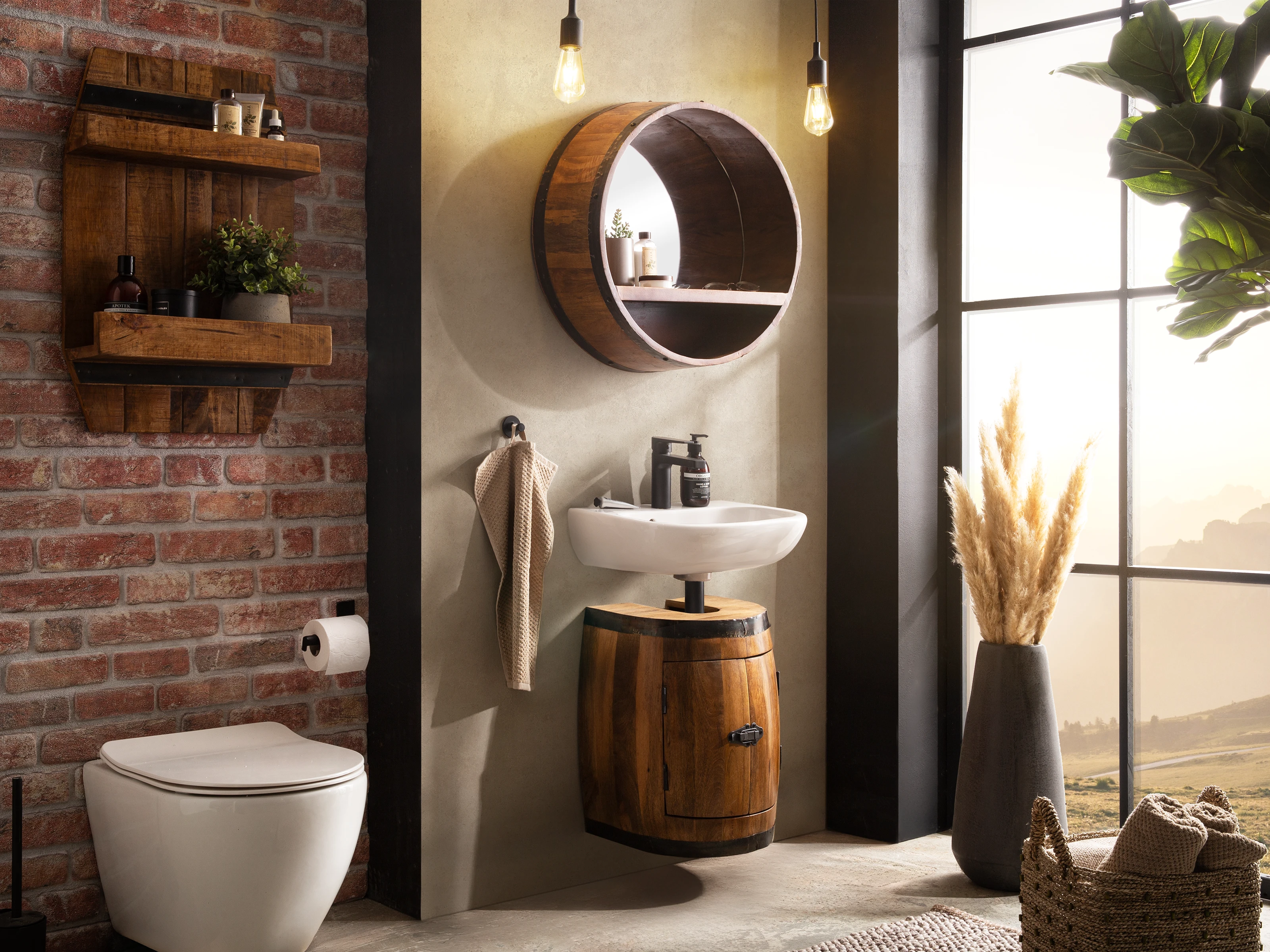 Weinfass als rustikales Bar-Möbel in gemütlichem Ambiente, warmes Holzdesign, charmante Beleuchtung. Perfekt für rustikale Räume.