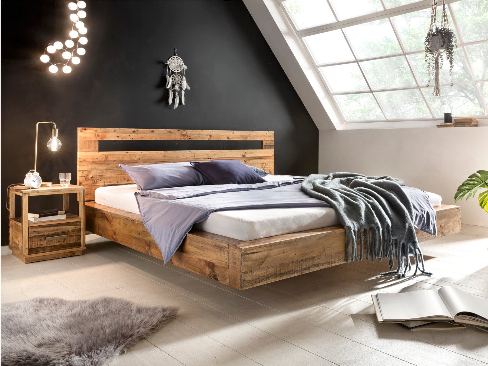 Modernes Schwebebett aus Holz in hellem, minimalistischem Schlafzimmer – freischwebendes Design, neutrale Farbtöne und gemütliche Atmosphäre.