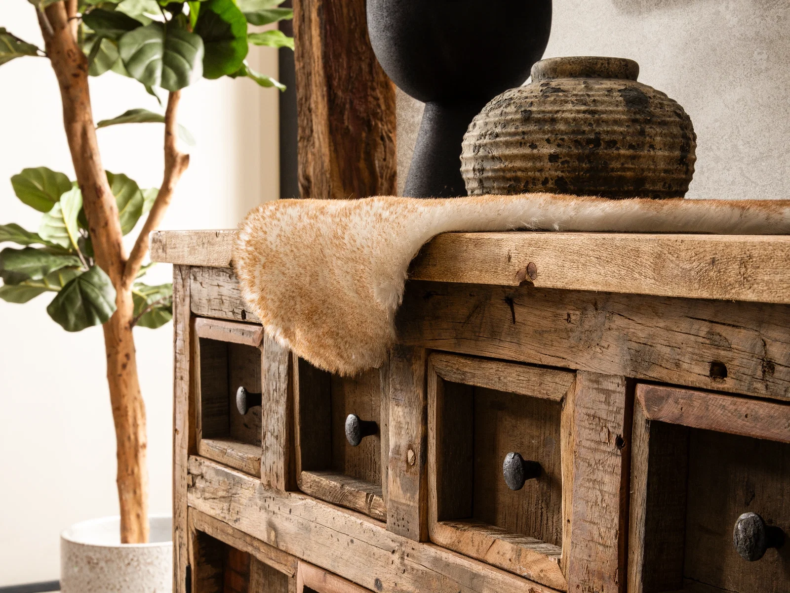 Altholz-Sideboard mit Stauraum – cool & nachhaltig