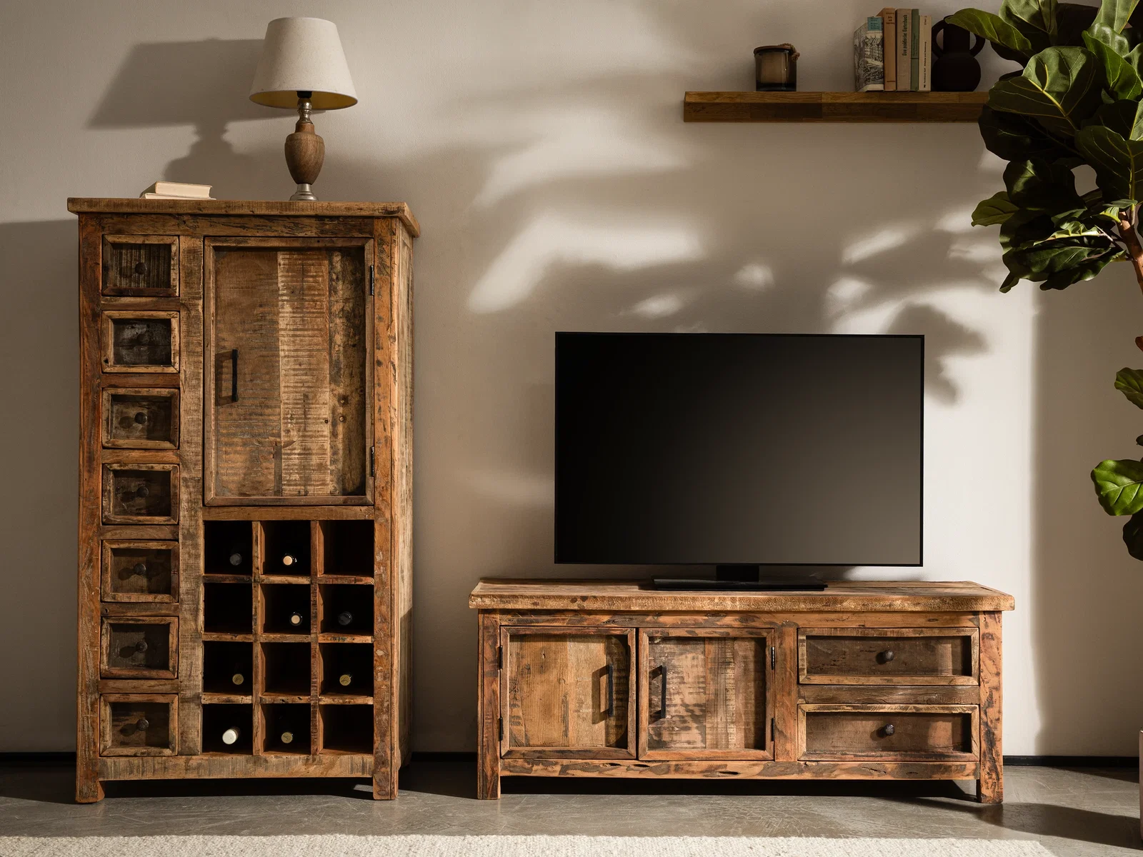 Sumatra Sideboard aus hellem Holz im Wohnzimmer, offene Fächer und Schubladen, Pflanzen-Deko, warmes skandinavisches Ambiente