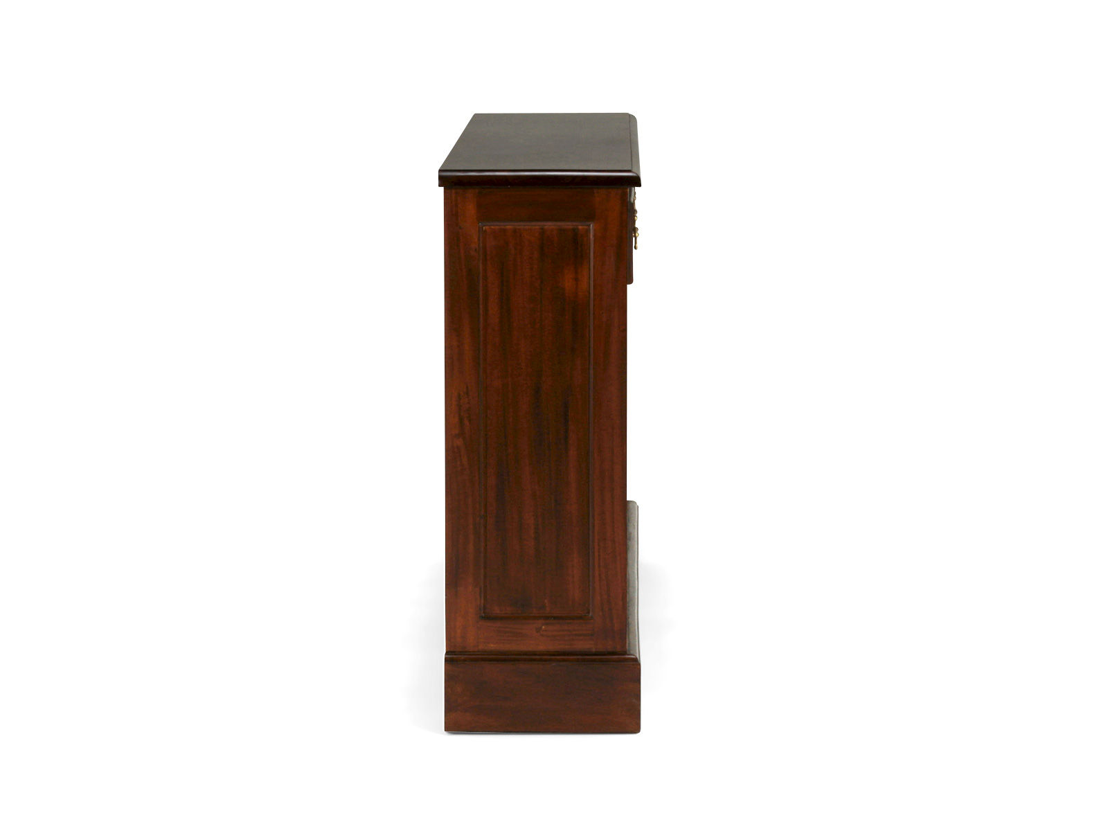 Freisteller Seitenansicht: Sideboard Cambridge I aus Mahagoni lackiert in Braun, 3 Schubladen, 6 offene Fächer, 153×110×36 cm.