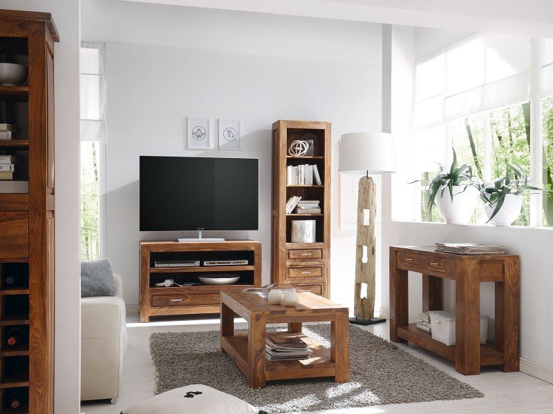 Weihnachtlich dekorierter Couchtisch Cubus aus Massivholz im gemütlichen Wohnzimmerambiente mit Adventskerzen, Deko und warmem Licht.