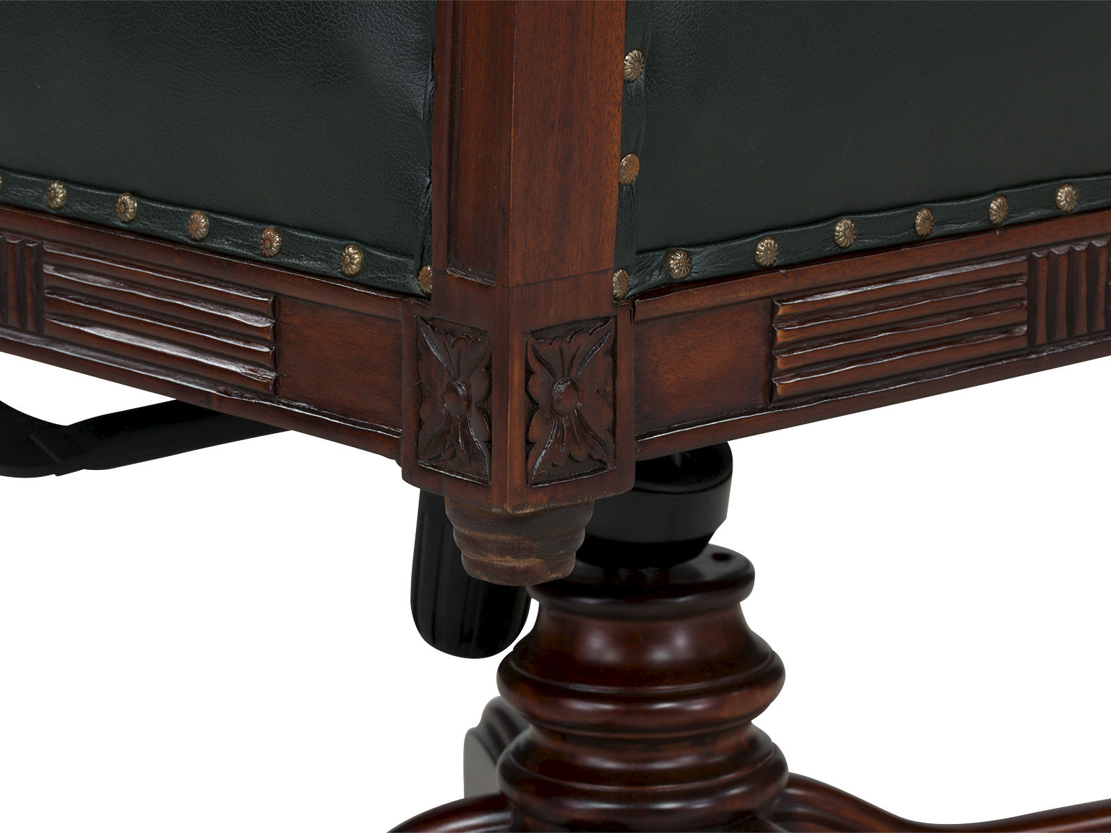 Detailbild 45°-Ansicht: lackiertes Mahagoni-Holzfuß und grünem Echtleder-Bezug mit Messingnieten am Bürosessel Cambridge Detailbild 45°-Ansicht: lackiertes Mahagoni-Holzfuß und grünem Echtleder-Bezug mit Messingnieten am Bürosessel Cambridge