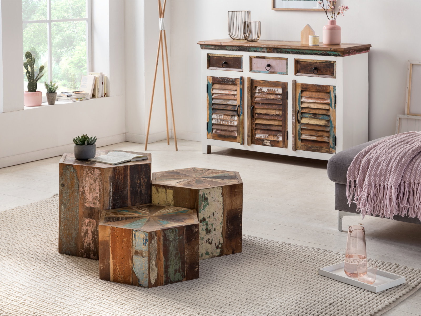 Wohnbeispiel mit sechseckigem Couchtisch Wakefield (Ø50×H35 cm) aus mehrfarbig lackiertem recyceltem Hartholz in 45°-Ansicht