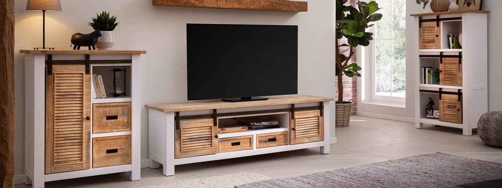 Capera Schreibtisch aus warmem Holz mit schlanken Beinen, großer Tischplatte und minimalistischem Design fürs Homeoffice.