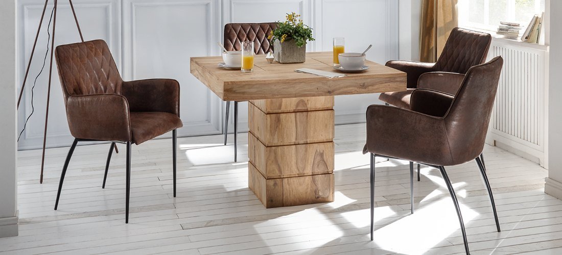 Kompakte, platzsparende Wohnzimmermöbel in hellem Scandi‑Stil mit kleinem Sofa, Wandregalen und Pflanzen – ideal für kleine Räume