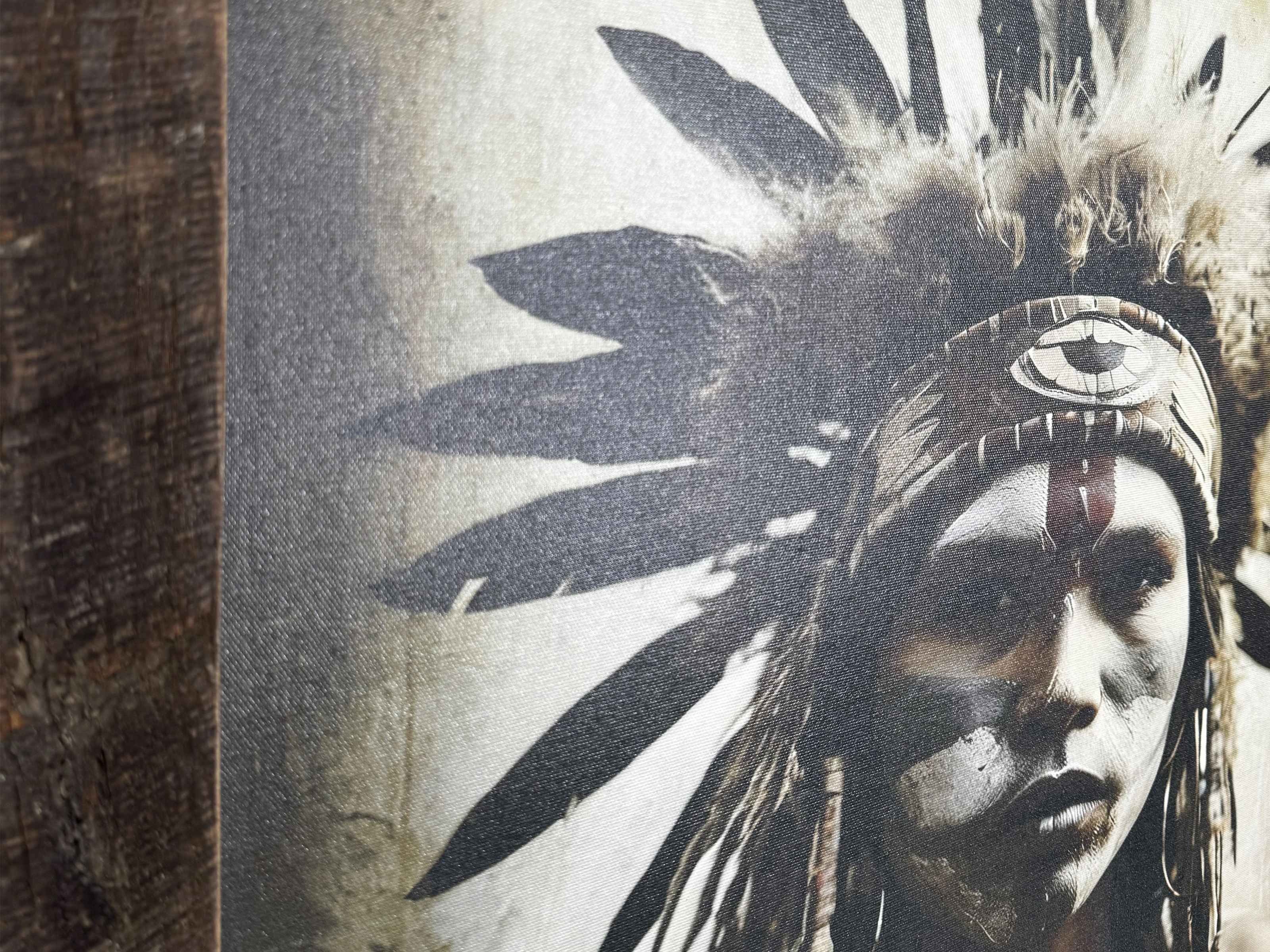 Canvas Wandbild „Heritage“ 70×90 cm Altholz, Frontansicht im Freisteller – Indianer-Portrait als stylisches Wohnaccessoire.