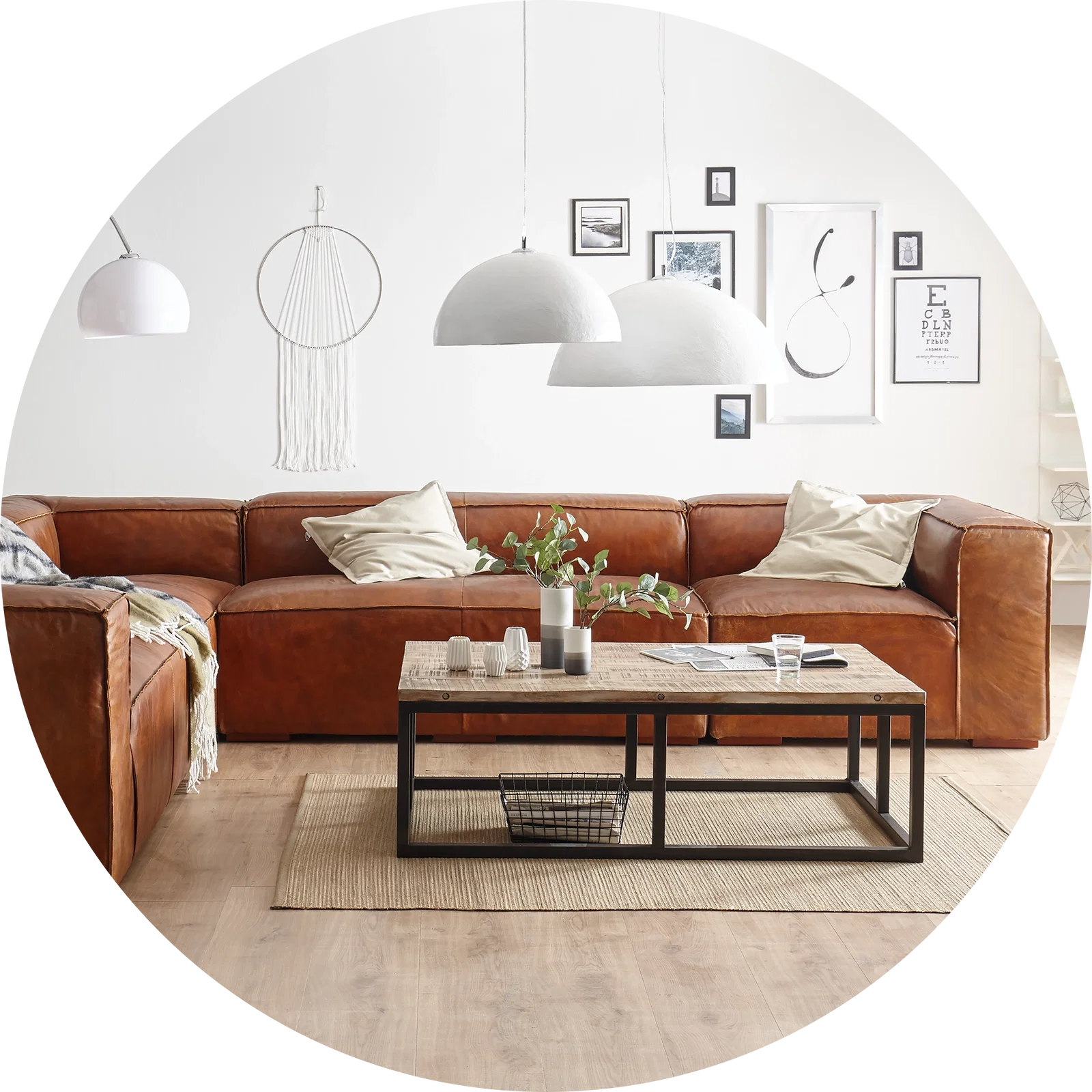 Loftmöbel im Industrial‑Stil: rustikales Holz mit schwarzem Metall, modernes Wohnzimmerambiente mit Sofa, Regal und warmem Licht.