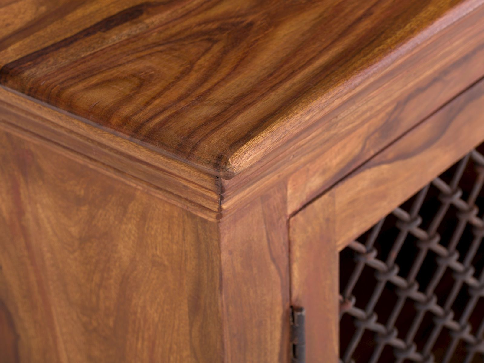 Detailansicht (45°) der lackierten Akazienholz-Oberfläche und Eckkonstruktion des Sideboards Merlino Akazie