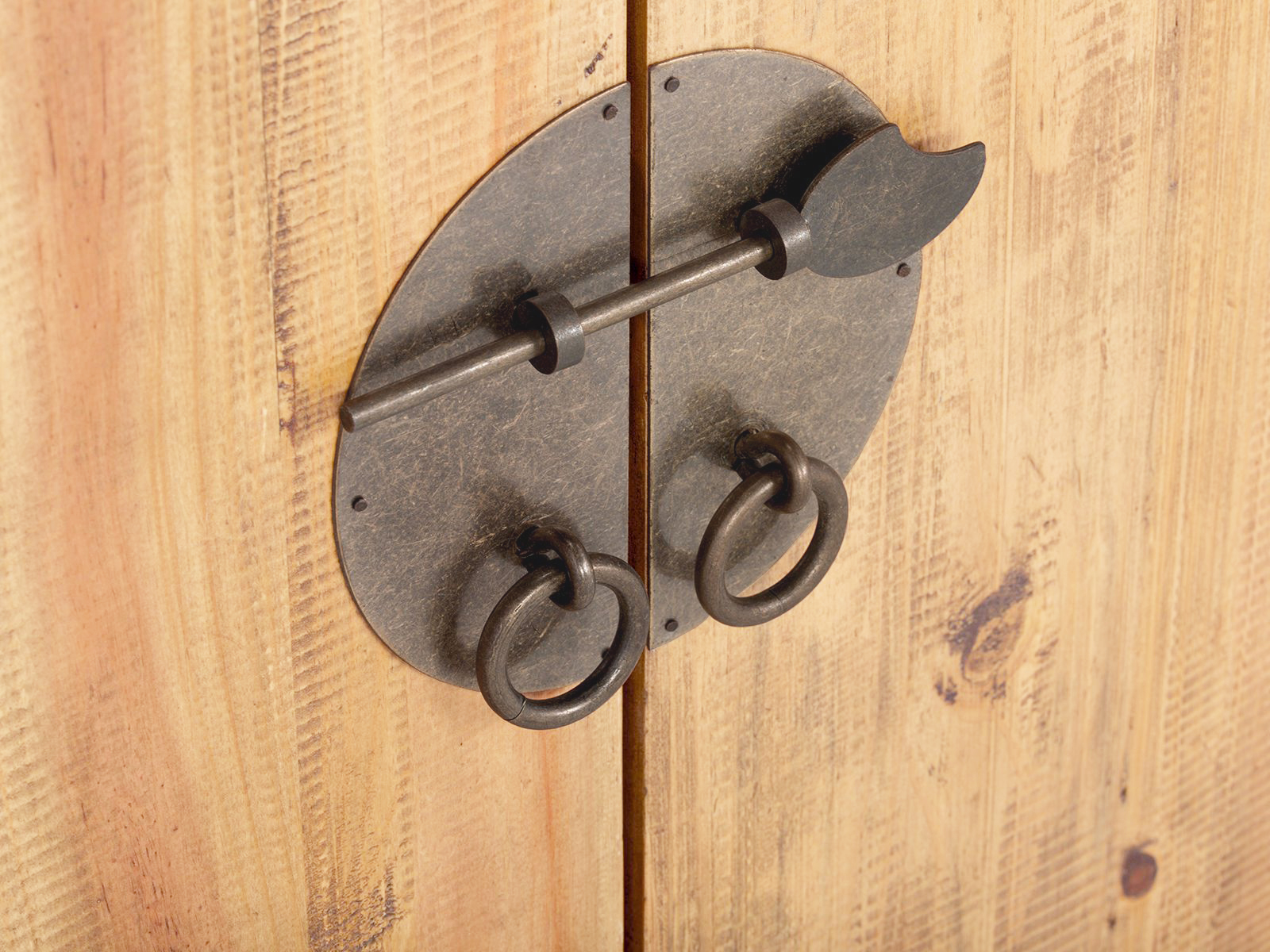 Detailansicht des antiken Metall-Türriegelverschlusses am braunen Unterschrank Rangun aus lackierter recycelter Pinie, Frontansicht Detailansicht des antiken Metall-Türriegelverschlusses am braunen Unterschrank Rangun aus lackierter recycelter Pinie, Frontansicht