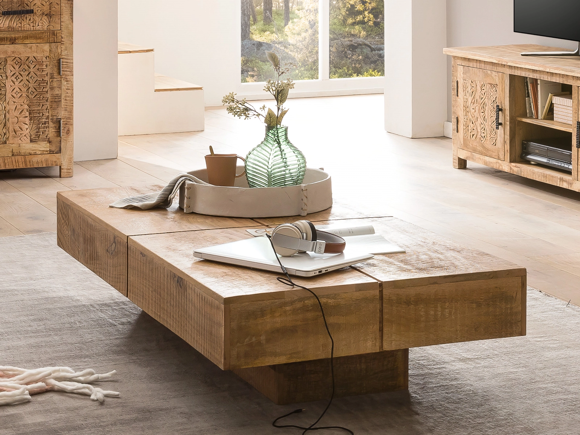 Ambienteaufnahme des Amberley-Möbels: warmes Eichenholz, minimalistisches skandinavisches Design im Wohnzimmer, dekoriert mit Pflanze und Lampe, gemütliche natürliche Atmosphäre.