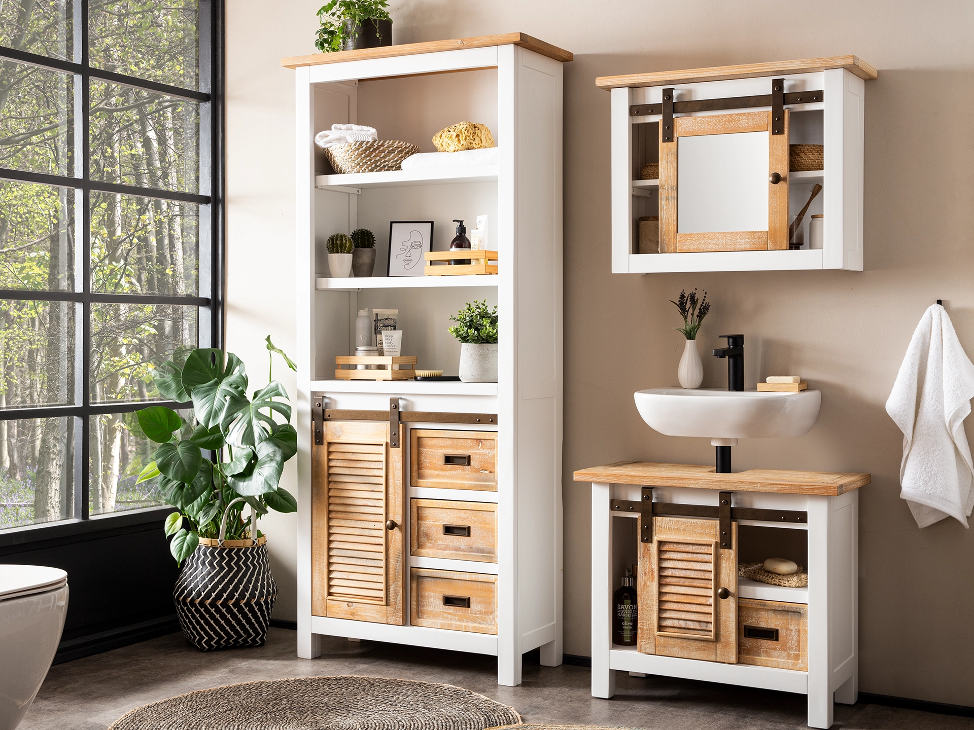 Capera Holzstuhl im Ambiente: moderner skandinavischer Wohnstil, warmes Holz, gepolsterter Sitz, dezente Dekoration und Tageslicht