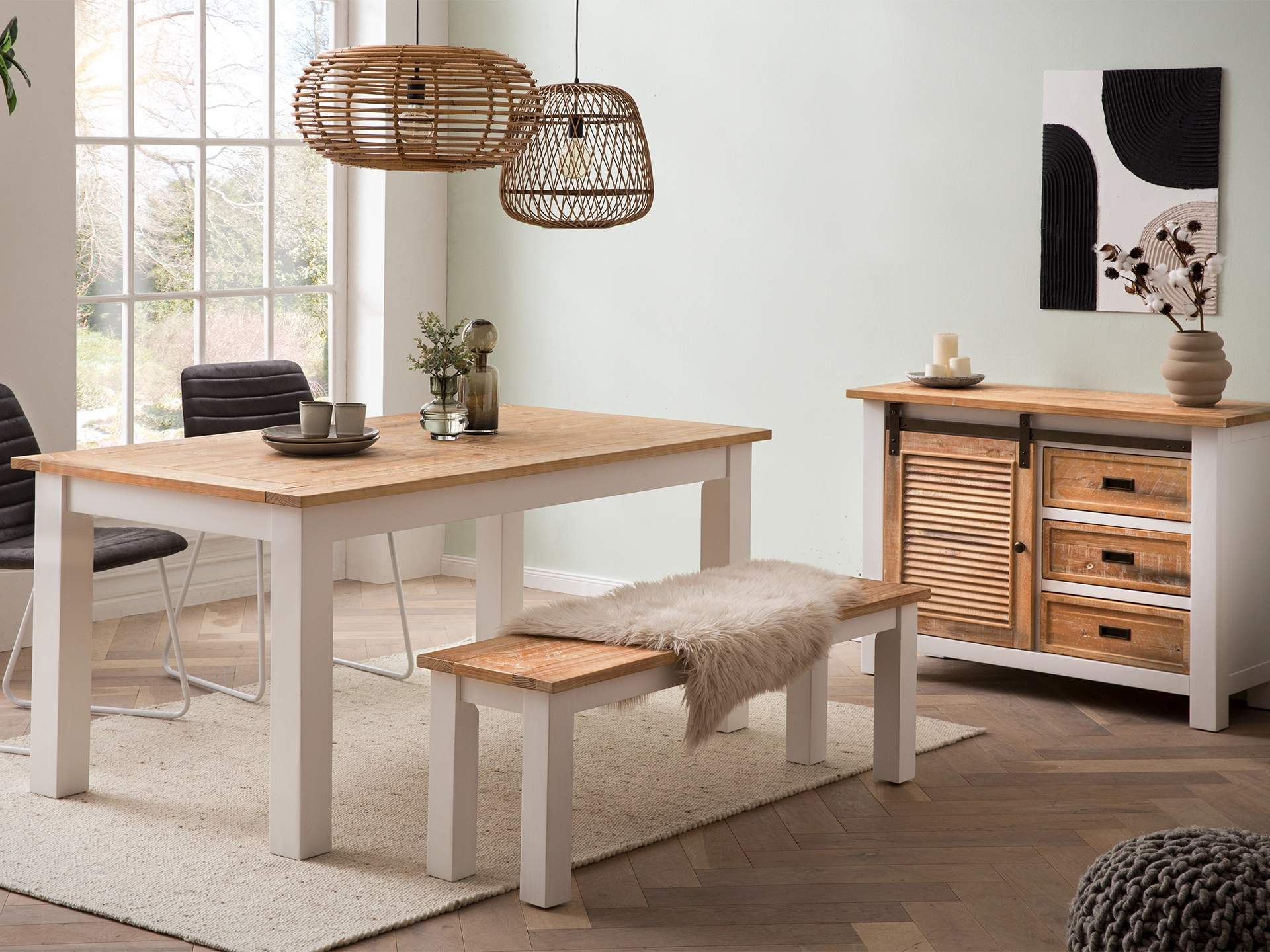 Ambienteaufnahme des Möbelstücks „Capera“ – modernes Sofa mit grauem Stoffbezug und Holzfüßen, skandinavisches Wohnzimmer-Ambiente.