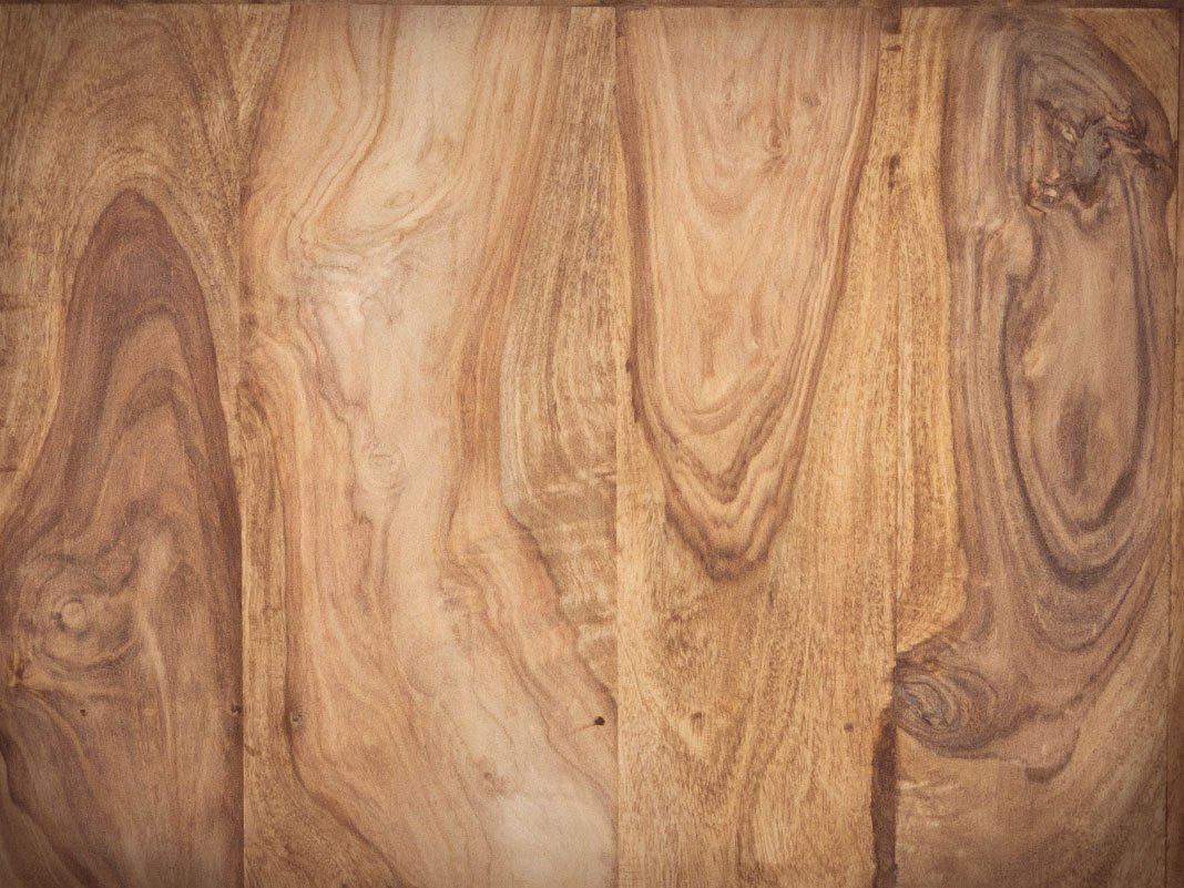 Massivholz-Oberflächen: Nahaufnahme verschiedener Holzarten und Finishes (geölt, lackiert, natur) mit warmer Maserung