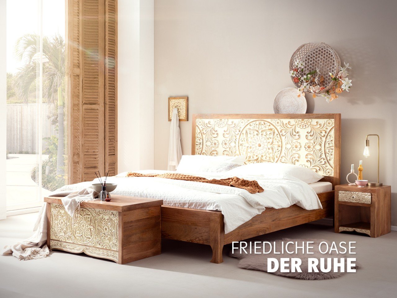 Modernes gepolstertes Delhi‑Bett in Pfirsich (Peach Fuzz) vor stilvollem Schlafzimmer‑Ambiente, weiche Polsterung, dezente Farbtöne, skandinavisch-moderner Look