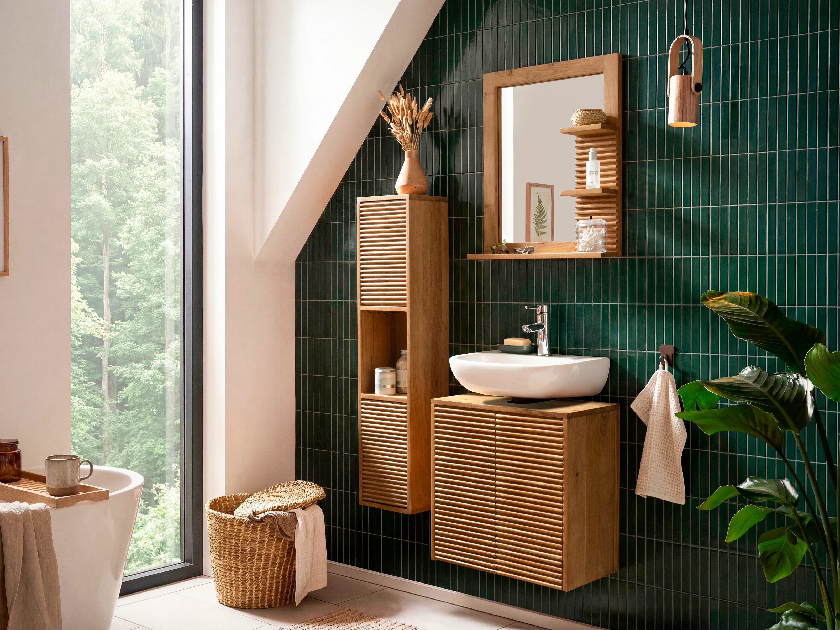 Wohnbeispiel: Badmöbel-Set Kali, lackiertes Akazienholz (braun) in 45°-Ansicht mit Waschtisch, Spiegelschrank & Hängeschrank