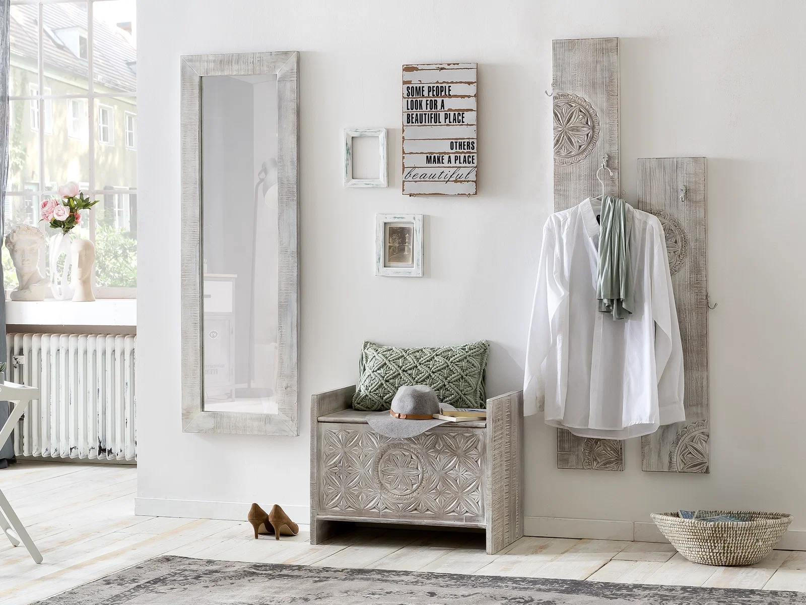 Möbelserie Mackay aus Mangoholz mit weißem Antik-Finish für helle Flure