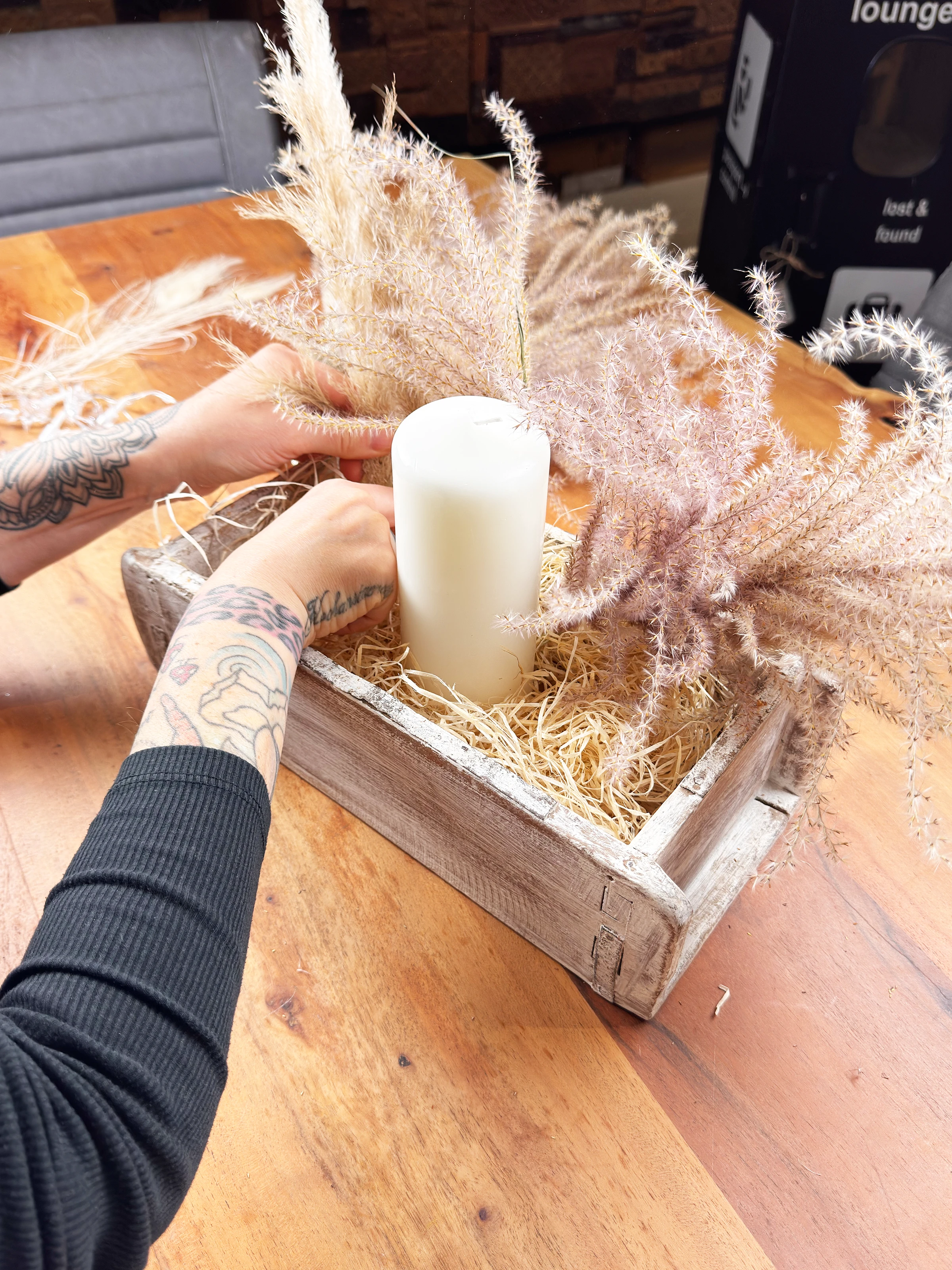 Boho-Sessel Anie aus Rattan mit cremefarbenem Kissen in hellem natürlichen Wohnambiente