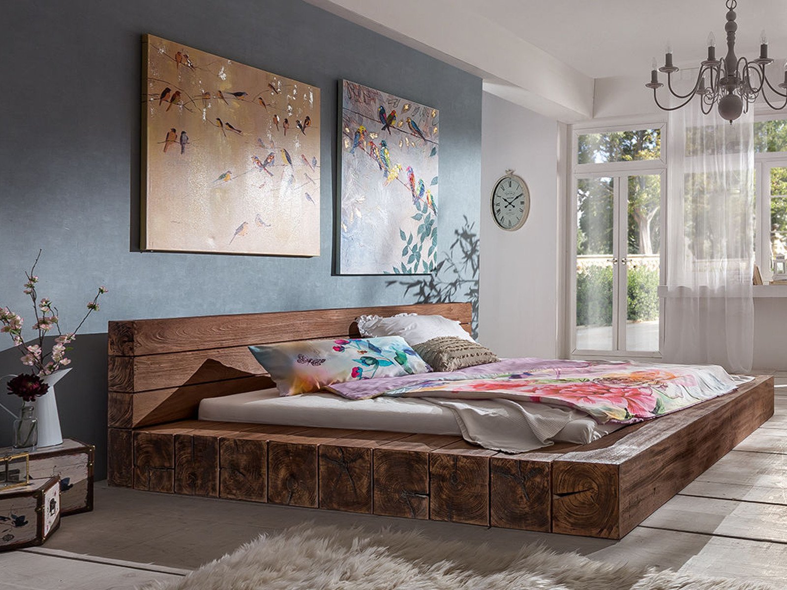 Futonbett aus hellem Holz mit niedrigem Rahmen und weißer Bettwäsche in modern-minimalistischem Schlafzimmer, ruhige Tageslicht-Atmosphäre und dezente Dekoration