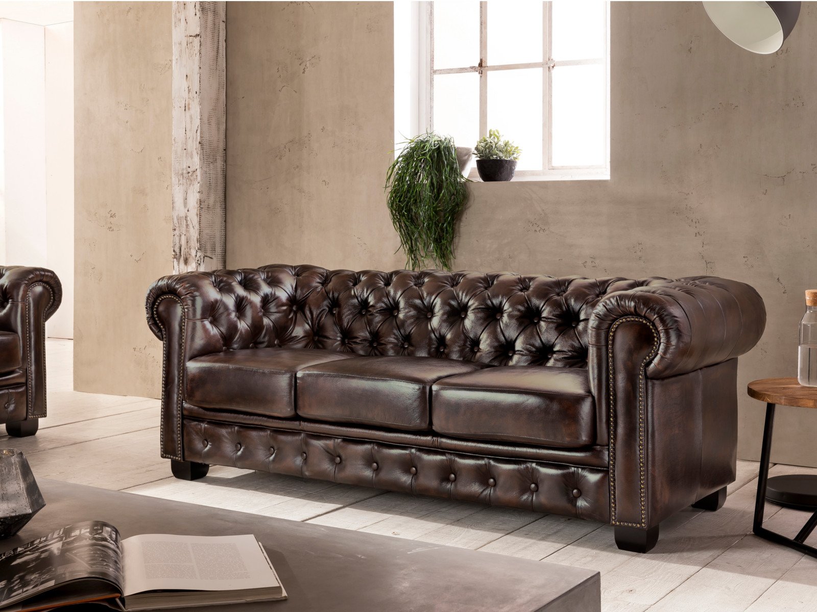 Sofa Chesterfield 6-Sitzer Echtleder braun 352x72x100 Halbambiente