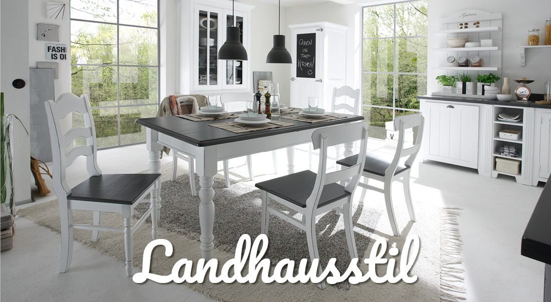Landhausstil-Wohnzimmer mit hellen Holzmöbeln, gemütlichem Sofa, Kissen, Holzboden und rustikaler Dekoration in warmer, freundlicher Atmosphäre