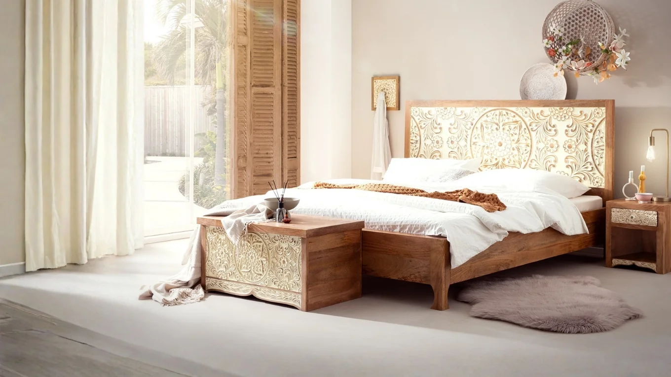 Freigestelltes Holzmöbel 'Delhi' mit klarer Naturholzmaserung, schlichtes skandinavisches Design, warme Holzfarbtöne