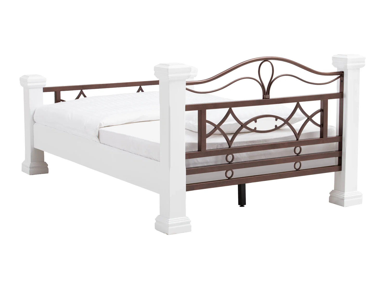 Freisteller 45°-Ansicht: Holz-Bett Byzanz 200×200 cm weiß, 105 cm hoch, mit dekorativem Metallgitter am Kopf- und Fußteil.