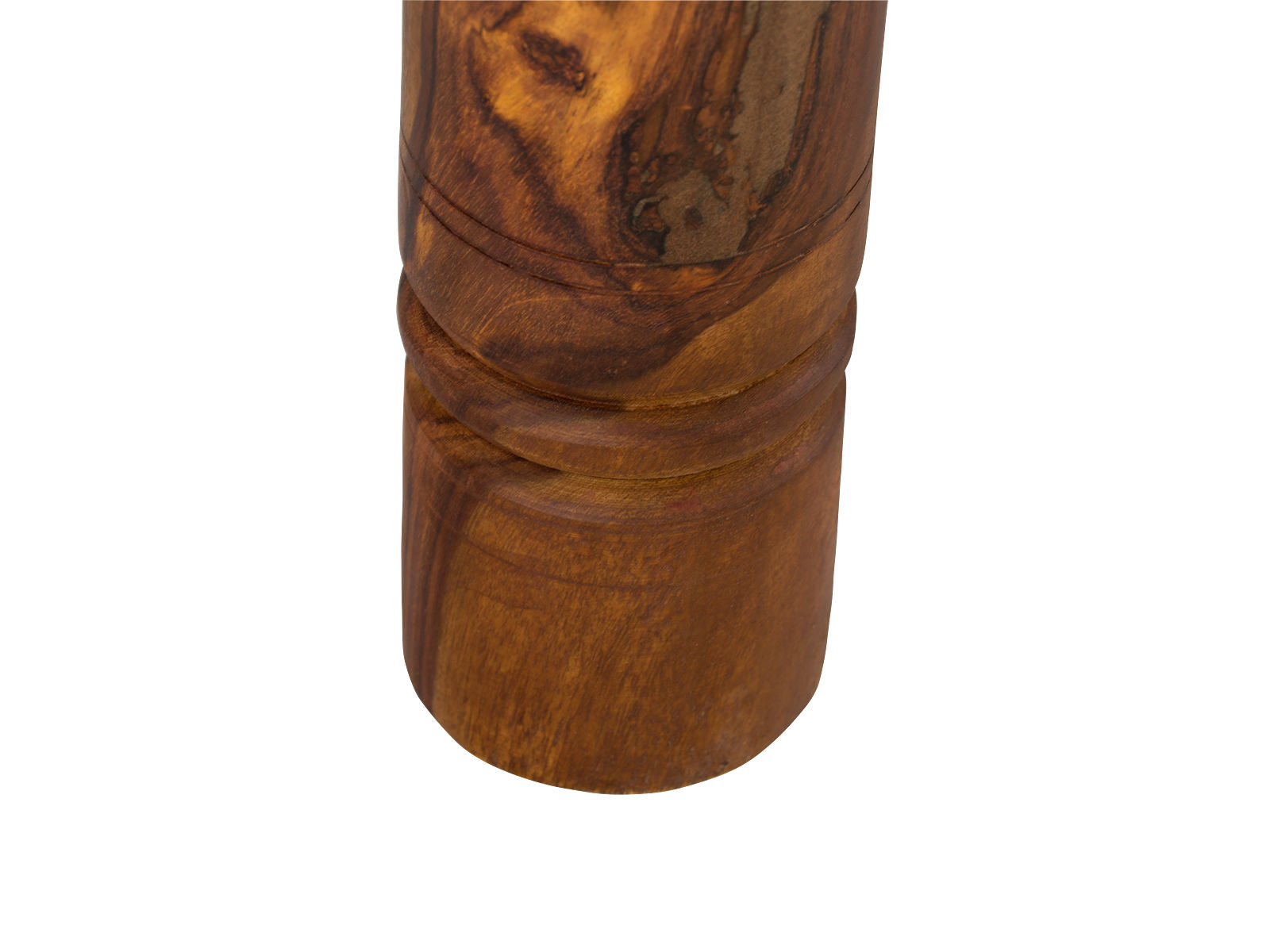 Detailansicht Freisteller: lackiertes Akazie-Holz mit ausgeprägter Maserung am Tischbein des Esstisch Merlow 80×80 cm Detailansicht des lackierten Akazie-Tischbeins des Esstischs Merlow (178×90). Freisteller, Frontdetail der Holzmaserung.