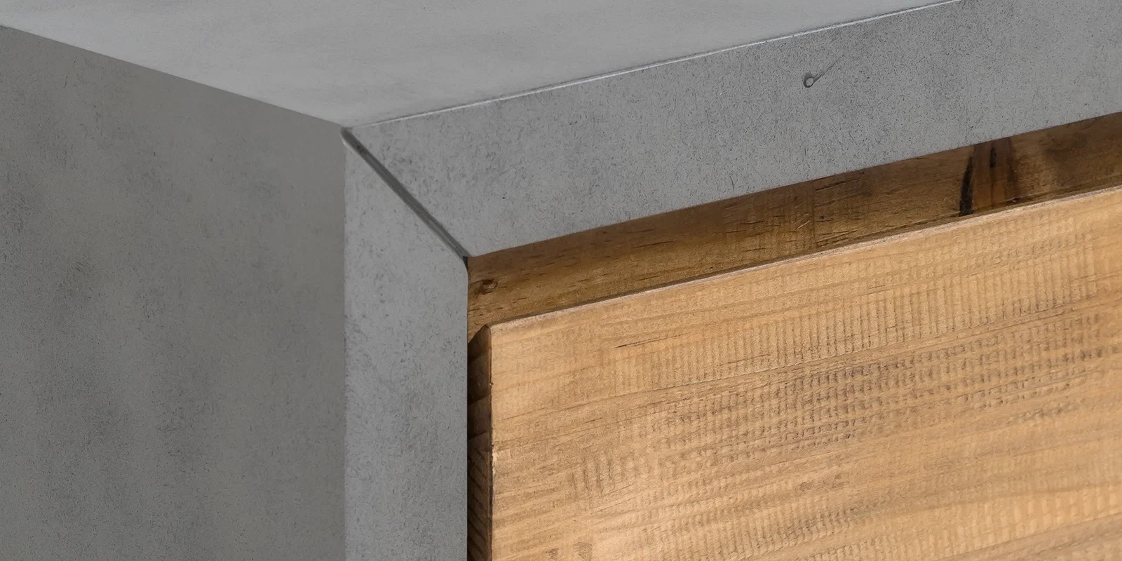Burnham Detailaufnahme: Nahaufnahme der Holzmaserung und Kante eines Massivholztisches in warmer Naturholzoptik, feine Textur sichtbar