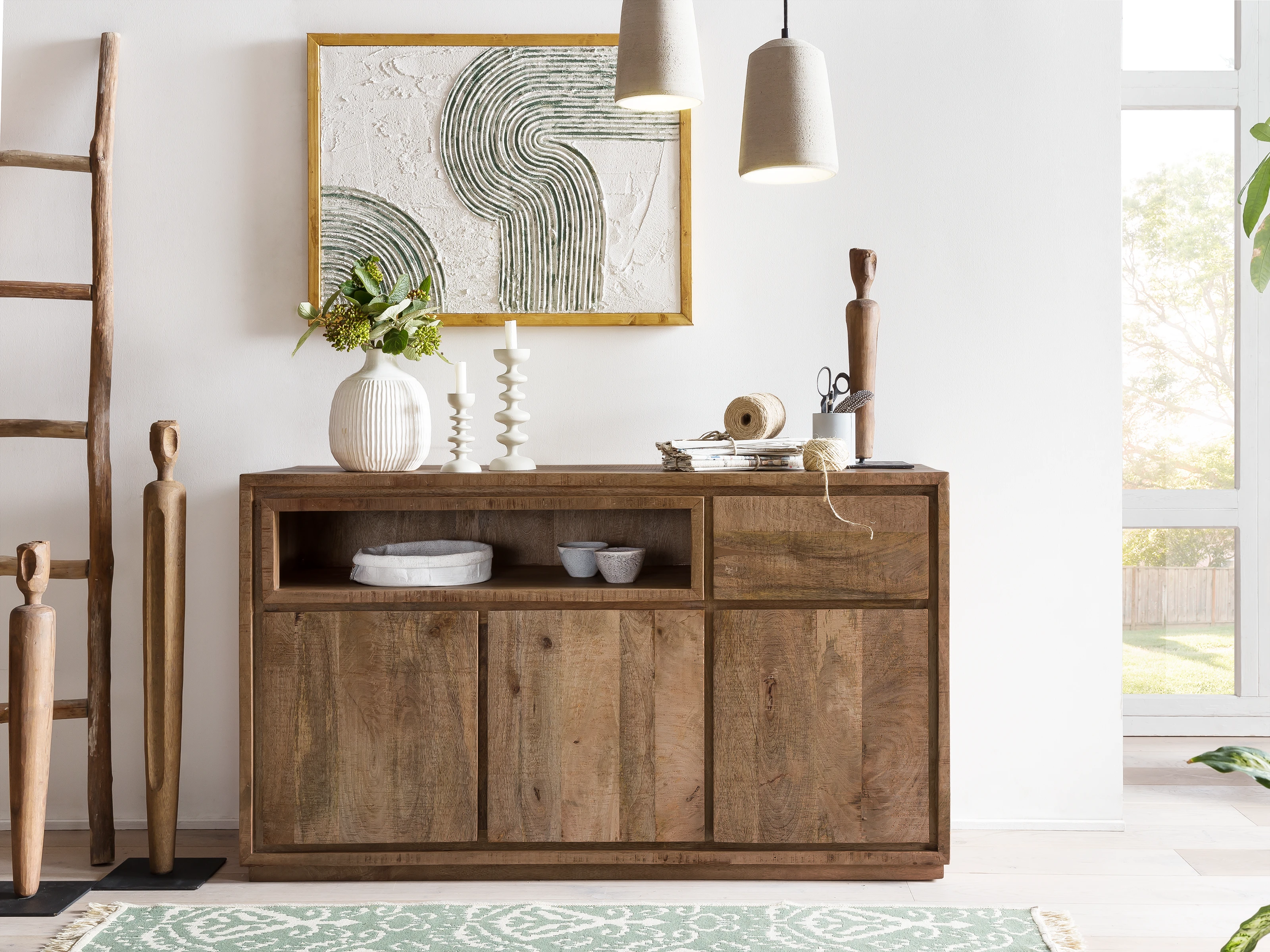 Blackdale Ambiente: modernes schwarzes Möbelstück mit Holz- und Metallakzenten, elegante Wohnraum-Inszenierung in warmen Naturtönen