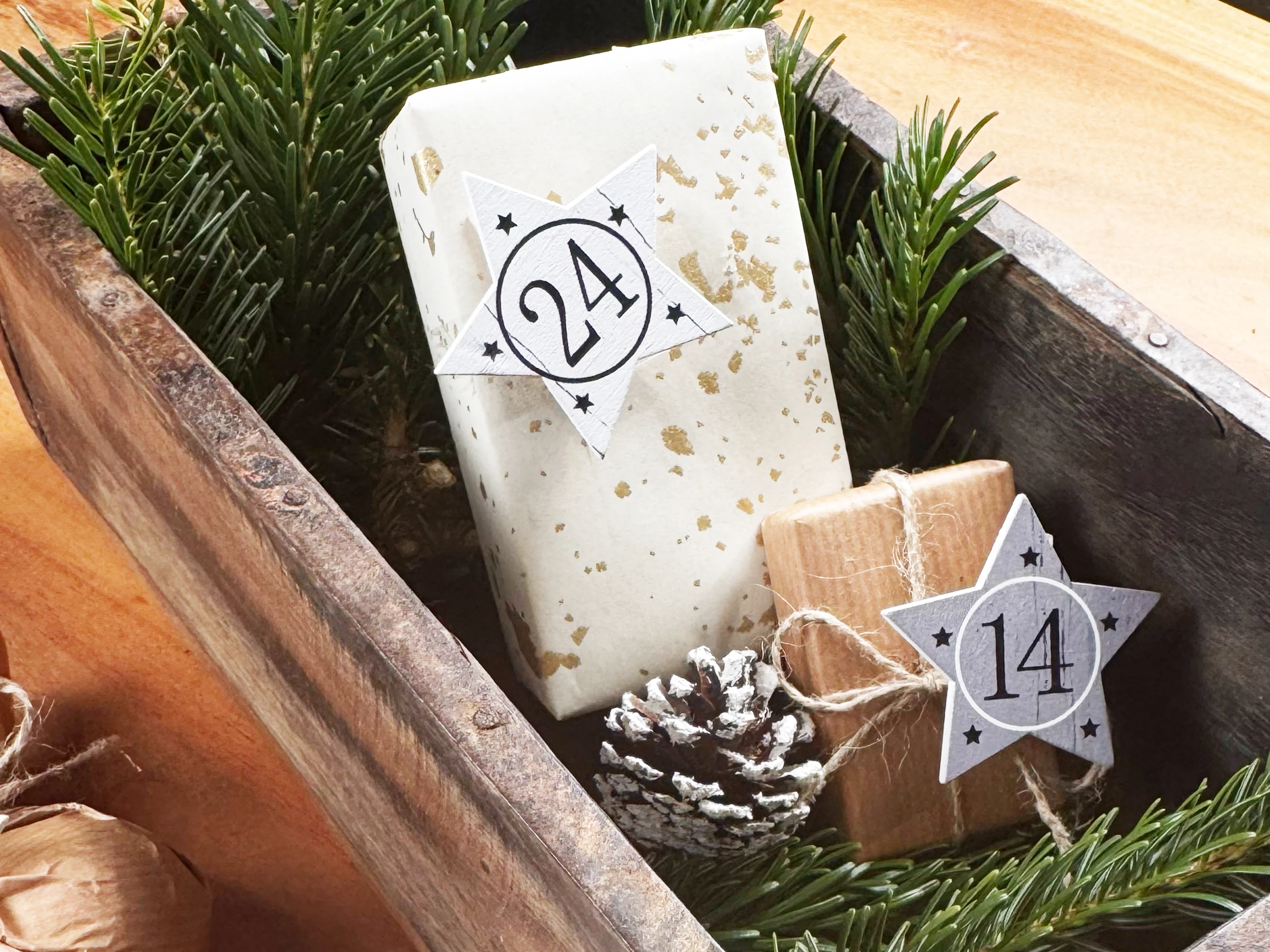 Wandkalender mit rotbraunem Ziegelmuster und schlichtem Monatslayout – Backstein-Design für modernes, urbanes Ambiente