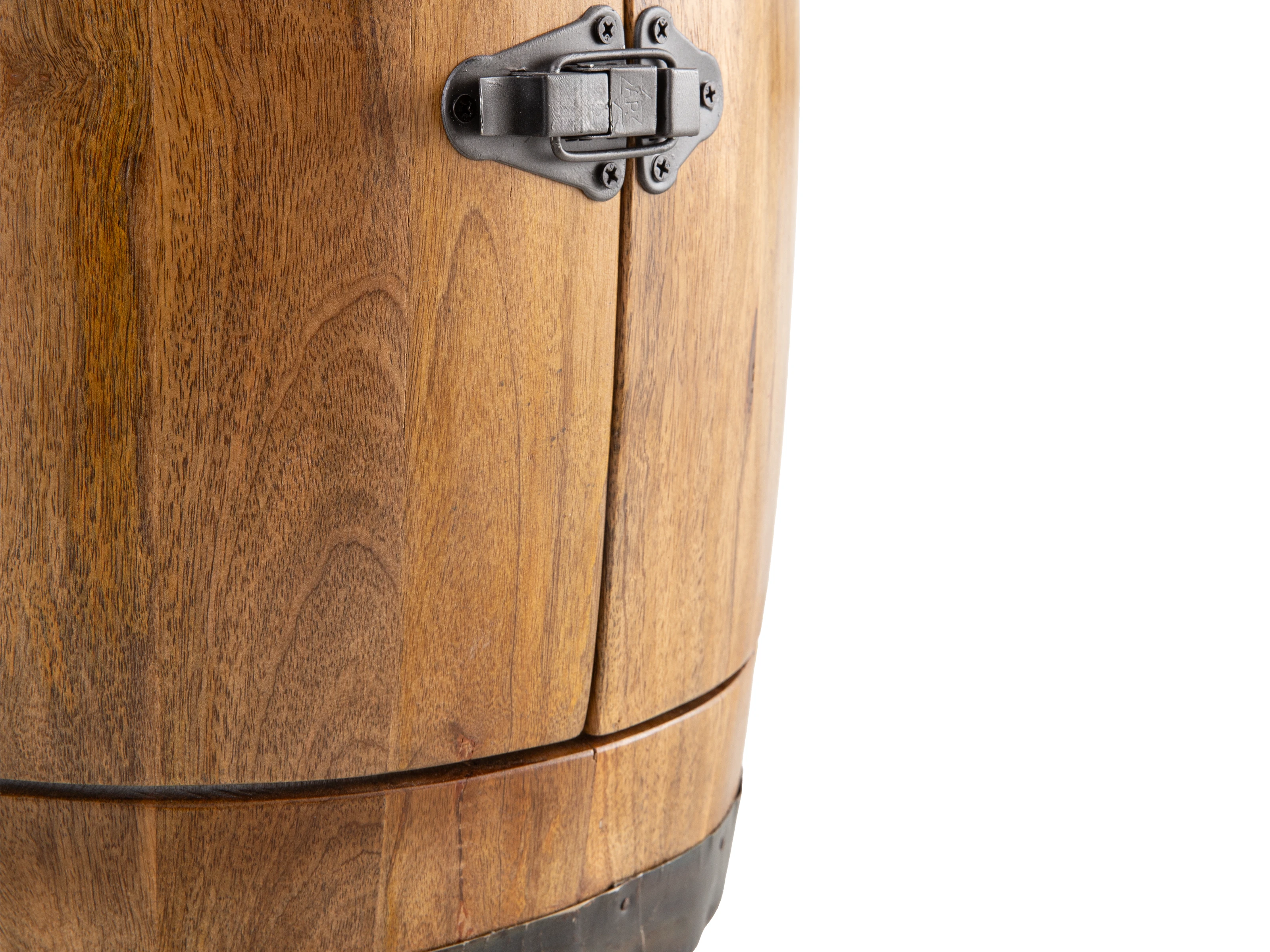 Freisteller-Detailansicht des Waschbeckenunterschranks Barrel: lackierte Holzoberfläche und Metall-Scharnier an Tür