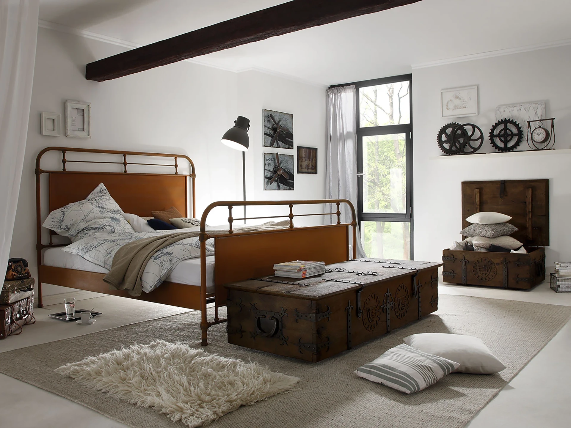 Ambienteaufnahme des Aladin-Holzmöbels mit warmer Holzmaserung in modernem Wohnraum, stilvoller, natürlicher Look