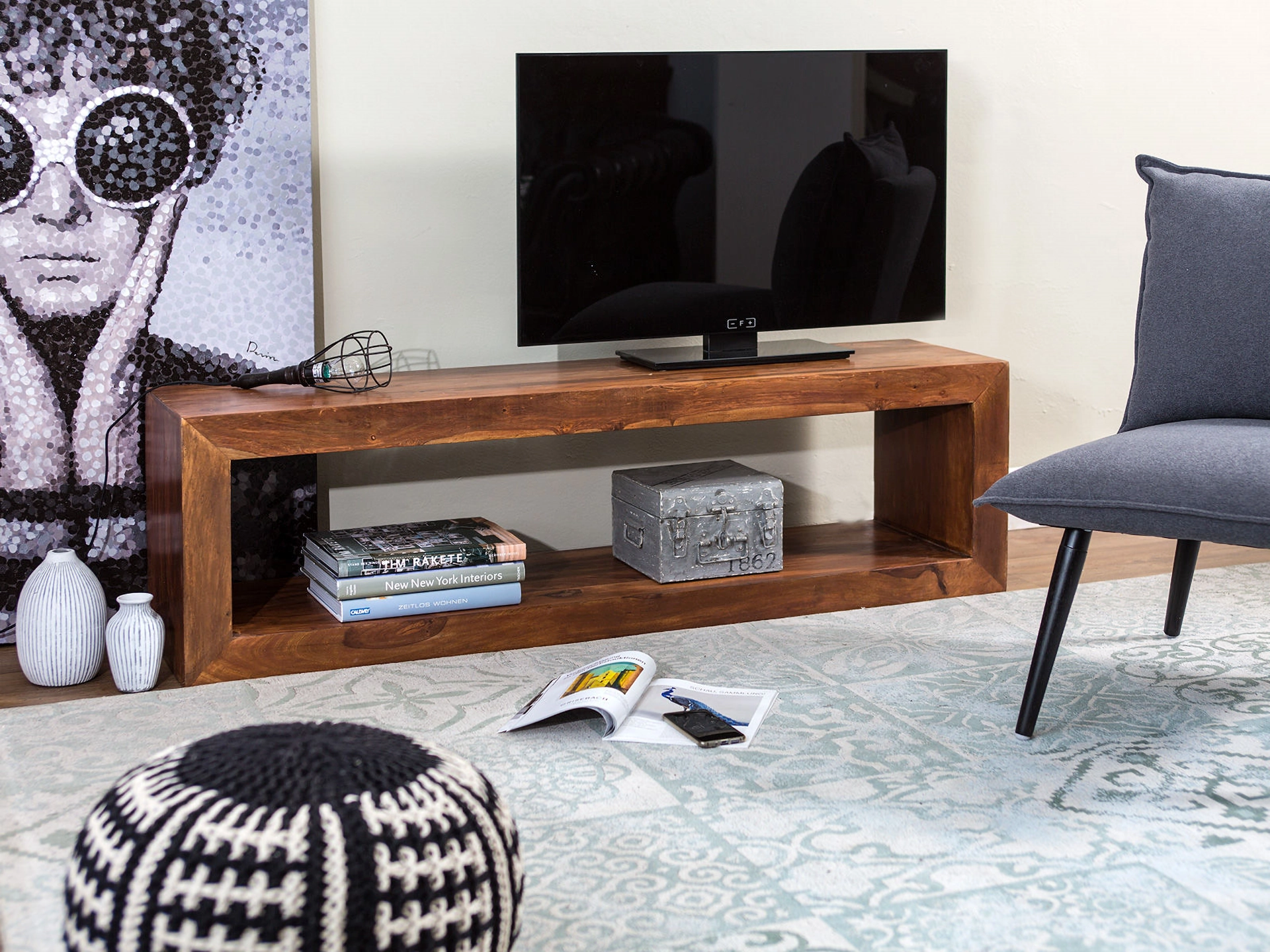 Modernes, offenes Cube-Regal aus Massivholz in hellem Ambiente – minimalistisches Design für Wohnzimmer, Stauraum und Deko.