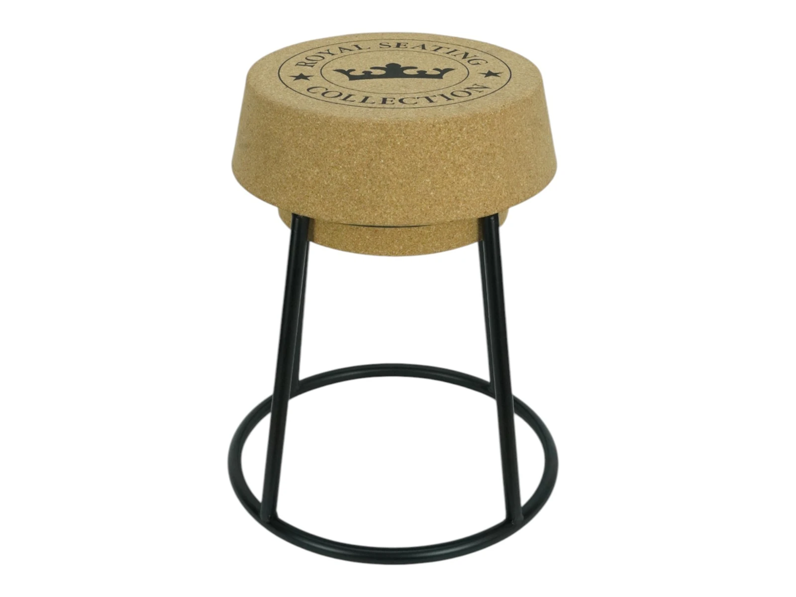 Hocker „Corko“ aus braunem Kork mit schwarzem Metallgestell, Freisteller 45°-Ansicht – moderner Sitzhocker, 40×50×40 cm.