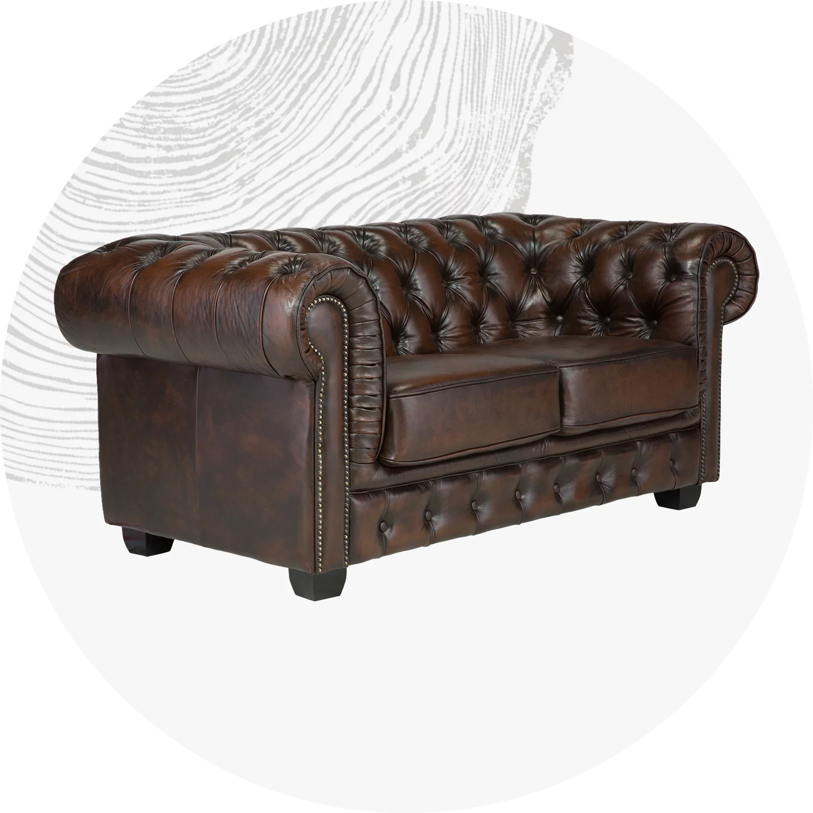 Polstermöbel-Sitzgruppe (Sofa & Sessel) in gemütlichem Wohnzimmerambiente mit Holzfußboden und dekorativen Kissen