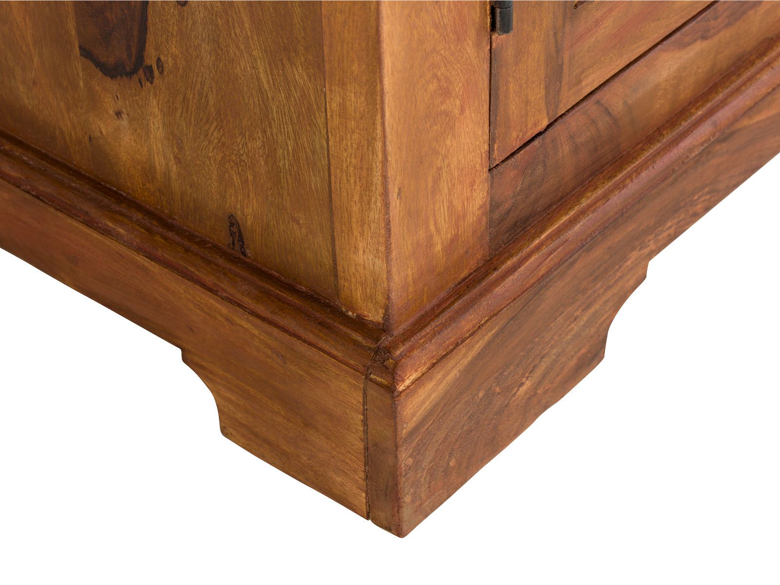 Detailansicht Ecke und Sockelleiste des lackierten Sideboards Merlino aus braunem Akazienholz (Freisteller)