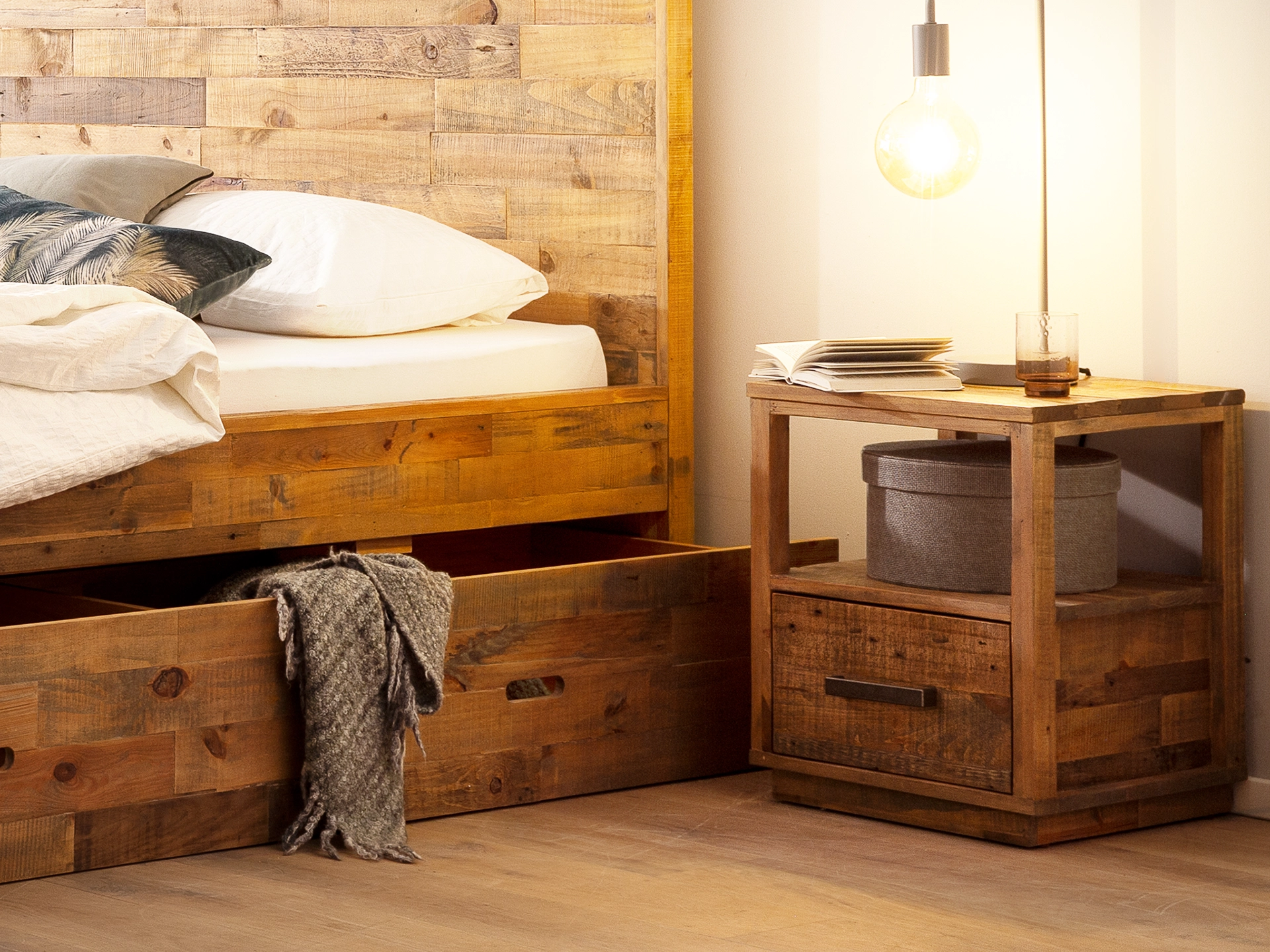 Detailaufnahme Mayari-Sandale mit gekreuzten Riemen, verstellbarer Metallschnalle und konturiertem Fußbett, Naturtöne