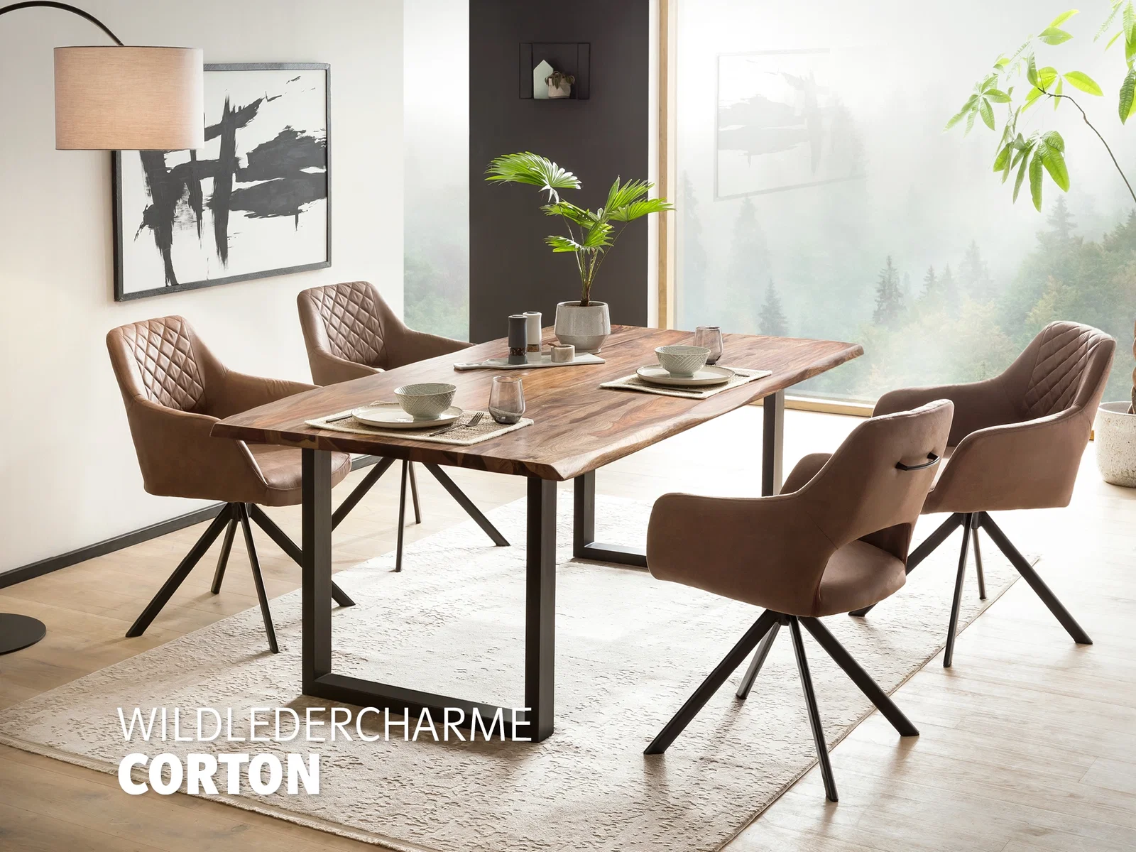 Gedeckter Esstisch aus Holz in warmem Ambiente mit Tellern, Gläsern und Stühlen, einladender Dining-Bereich im modernen Landhausstil