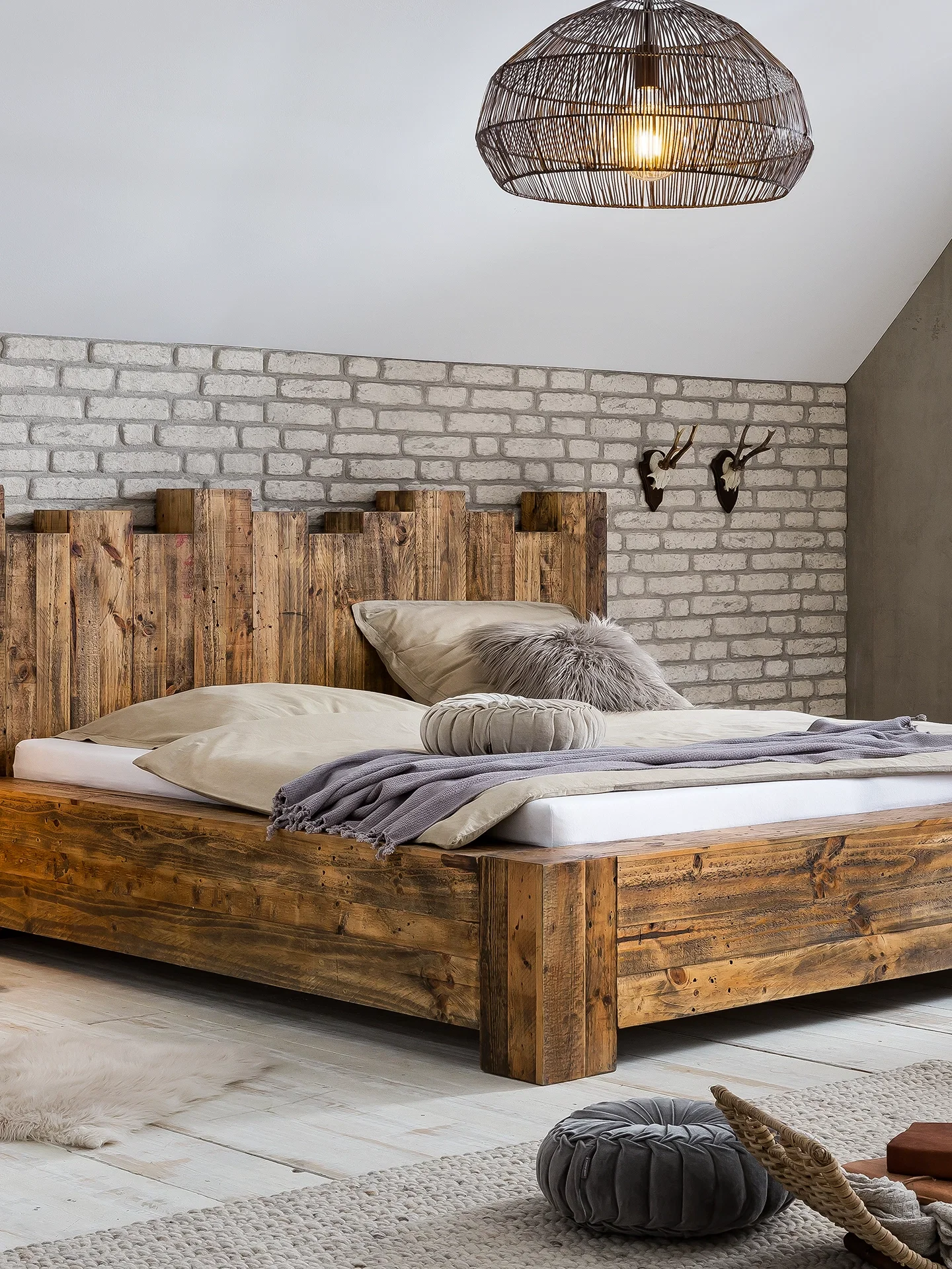 Holzbett Kingsburgh aus recycelter Pinie als Beispiel für markante Holzbetten mit rustikalem Charakter
