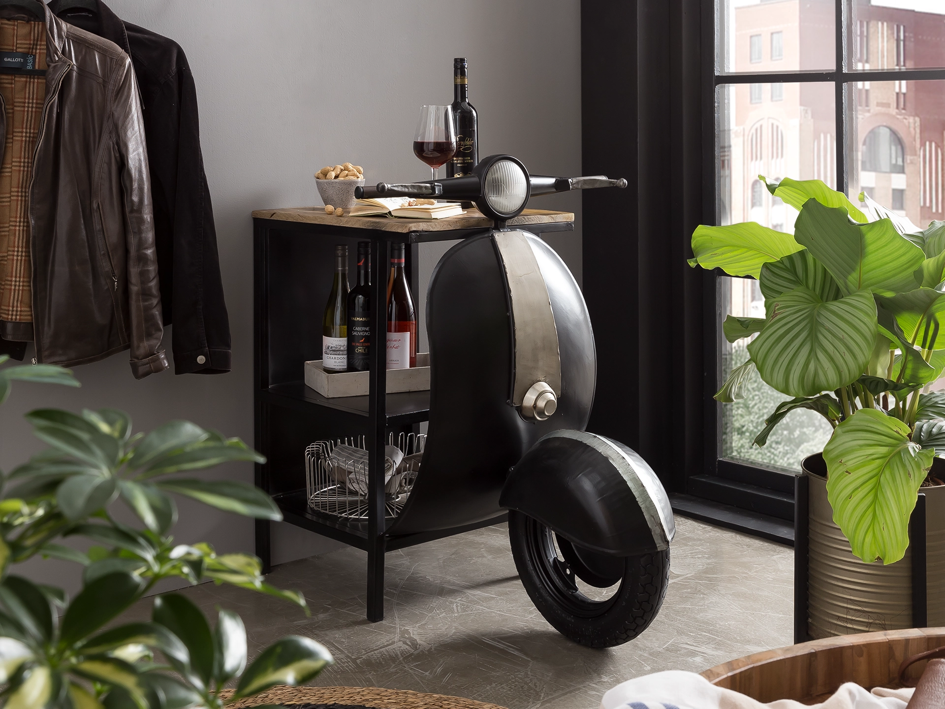 Scooter Mini Konsolentisch aus Holz in heller Optik, schlanke Beine, dekoriert im Eingangsbereich mit Pflanze und Deko