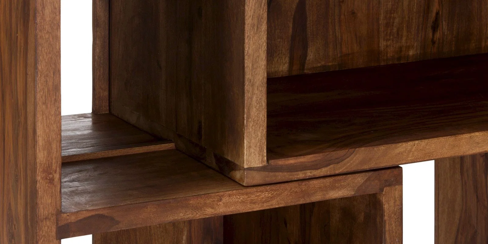 Detailaufnahme eines Holz-Cubes: sichtbare Holzmaserung und präzise Eckverbindung, warmes Naturholz-Finish, Möbel-Optik
