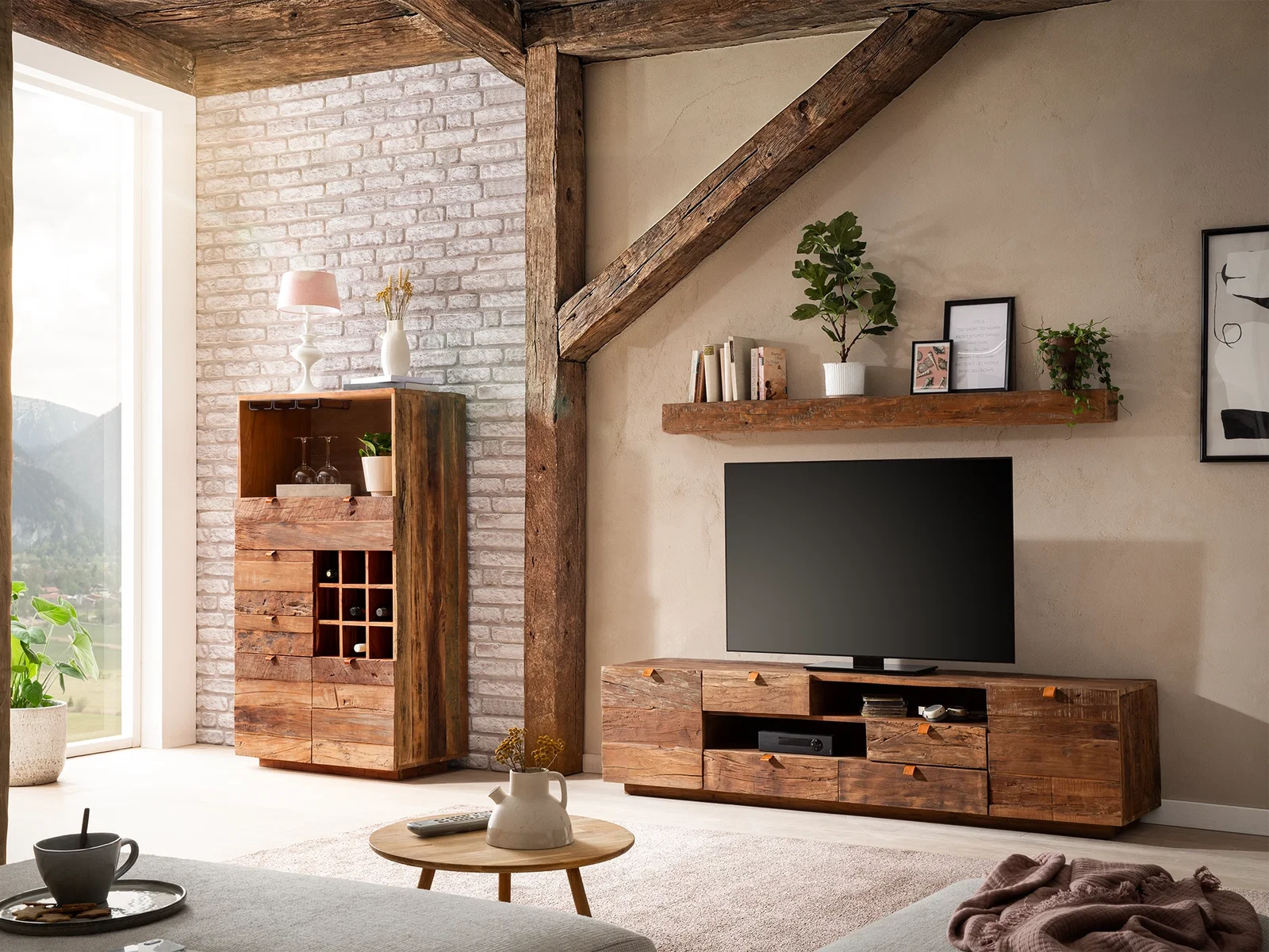 TV-Bank und hoher Schrank der Serie Oldwood aus Holz mit Türen, Schubladen und offenen Fächern in einem hellen Wohnzimmer