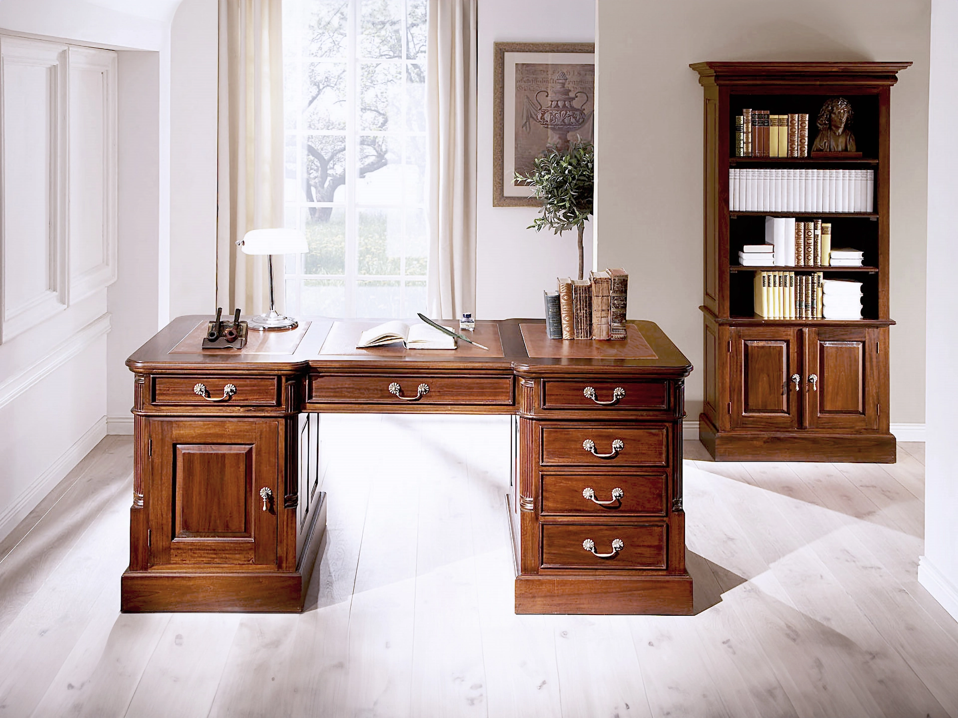 Cambridge Massivholzmöbel in warmem Holzton im Wohnambiente, modernes Design mit Stühlen, Teppich und natürlicher Beleuchtung